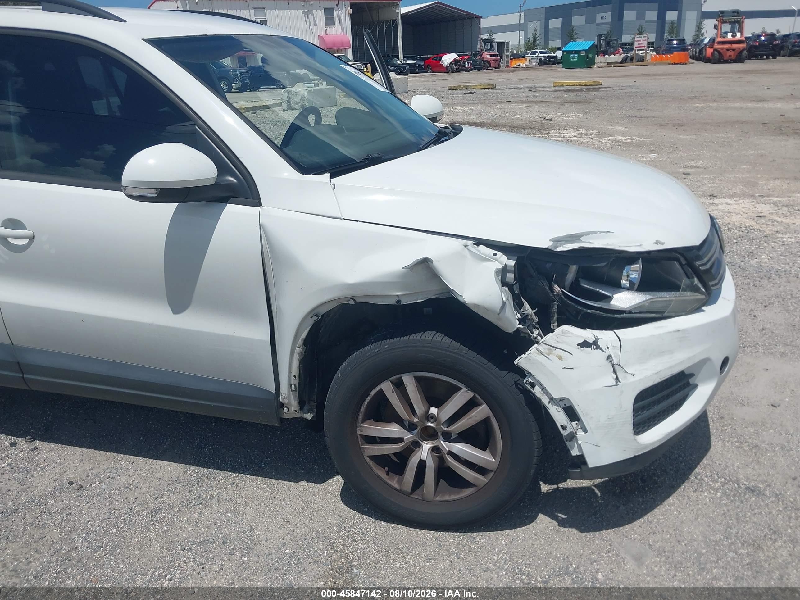 2015 Volkswagen Tiguan S White vin: WVGAV7AX7FW505321