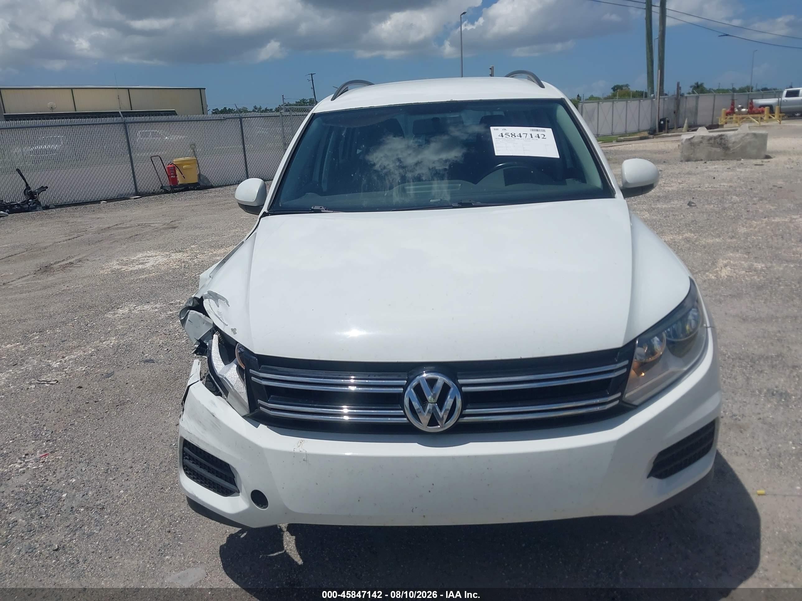 2015 Volkswagen Tiguan S White vin: WVGAV7AX7FW505321