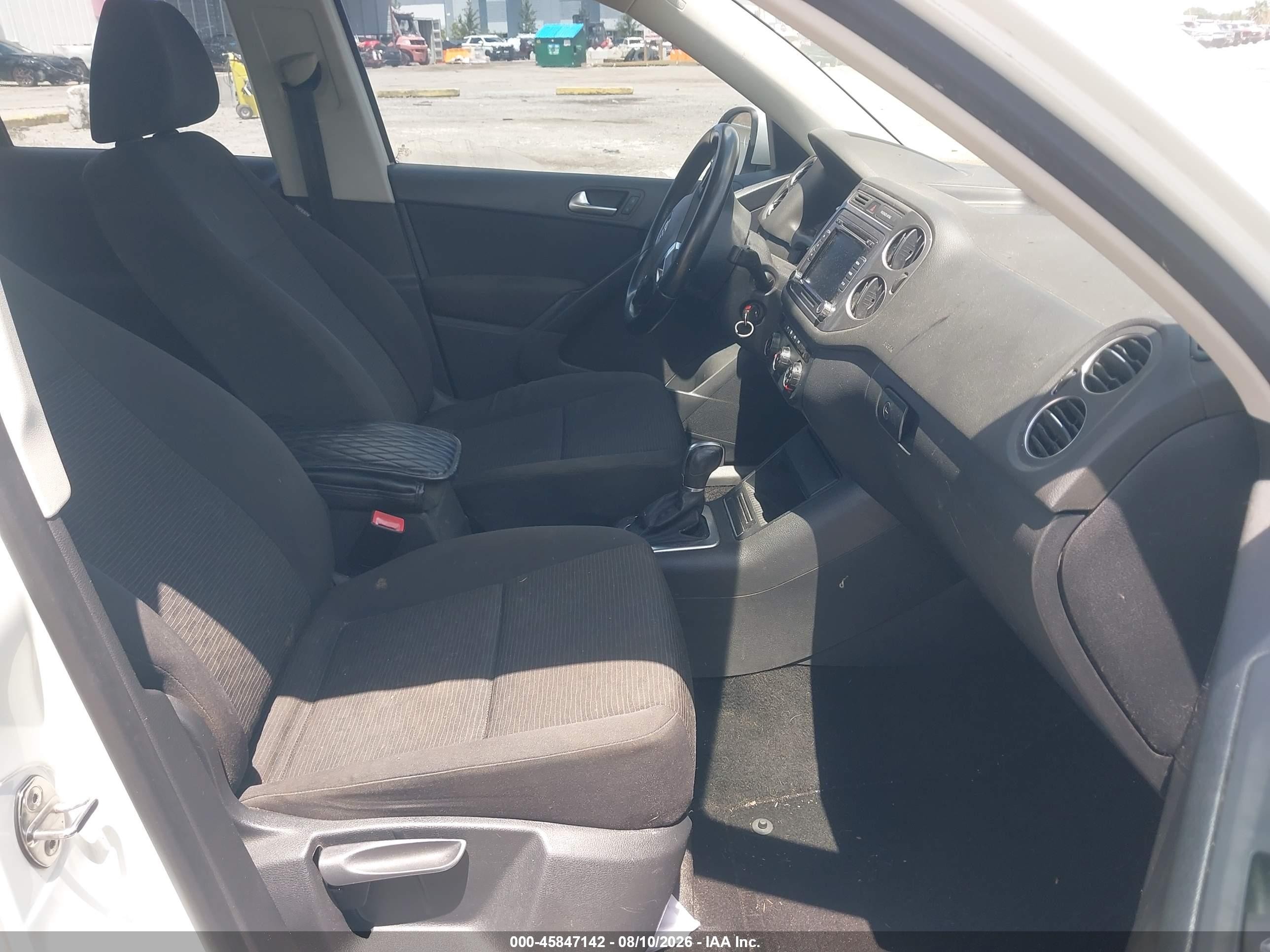 2015 Volkswagen Tiguan S White vin: WVGAV7AX7FW505321