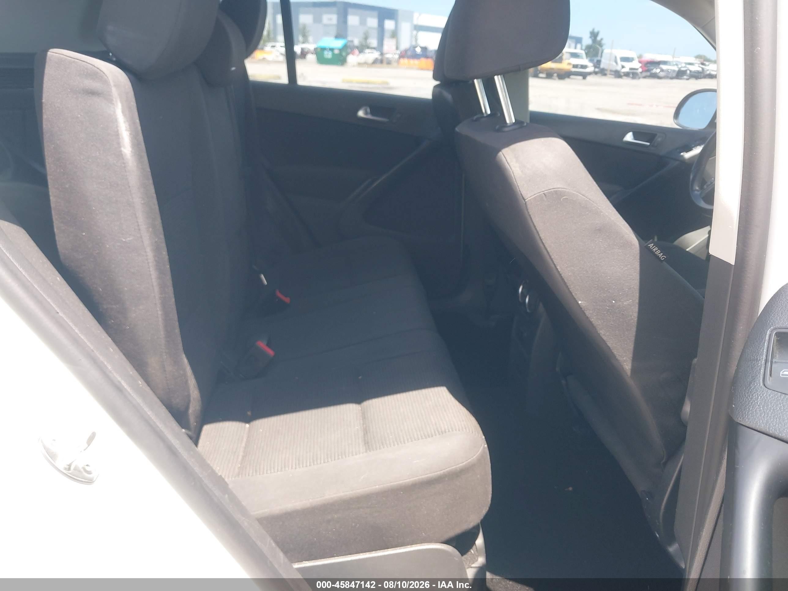 2015 Volkswagen Tiguan S White vin: WVGAV7AX7FW505321