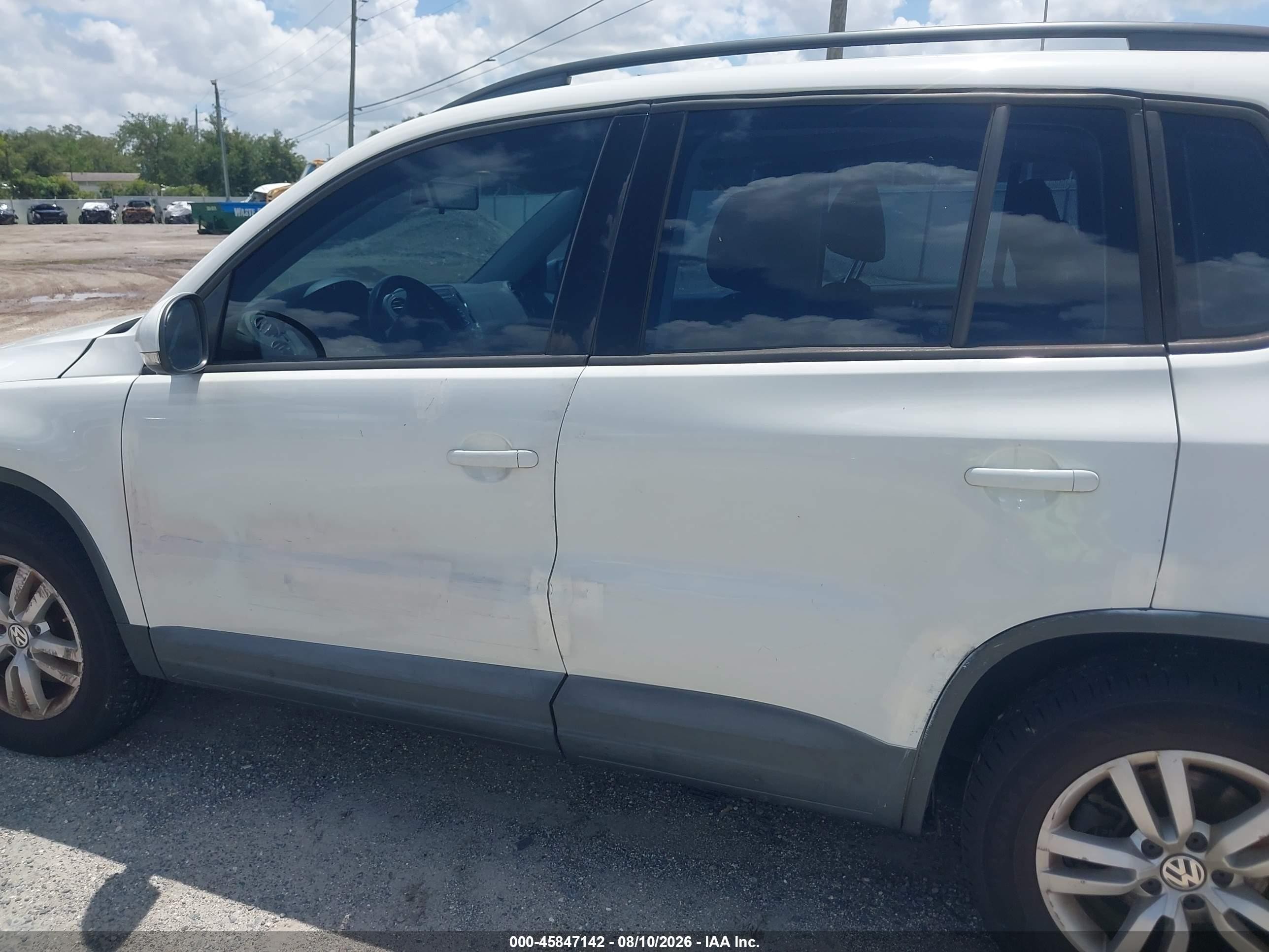 2015 Volkswagen Tiguan S White vin: WVGAV7AX7FW505321