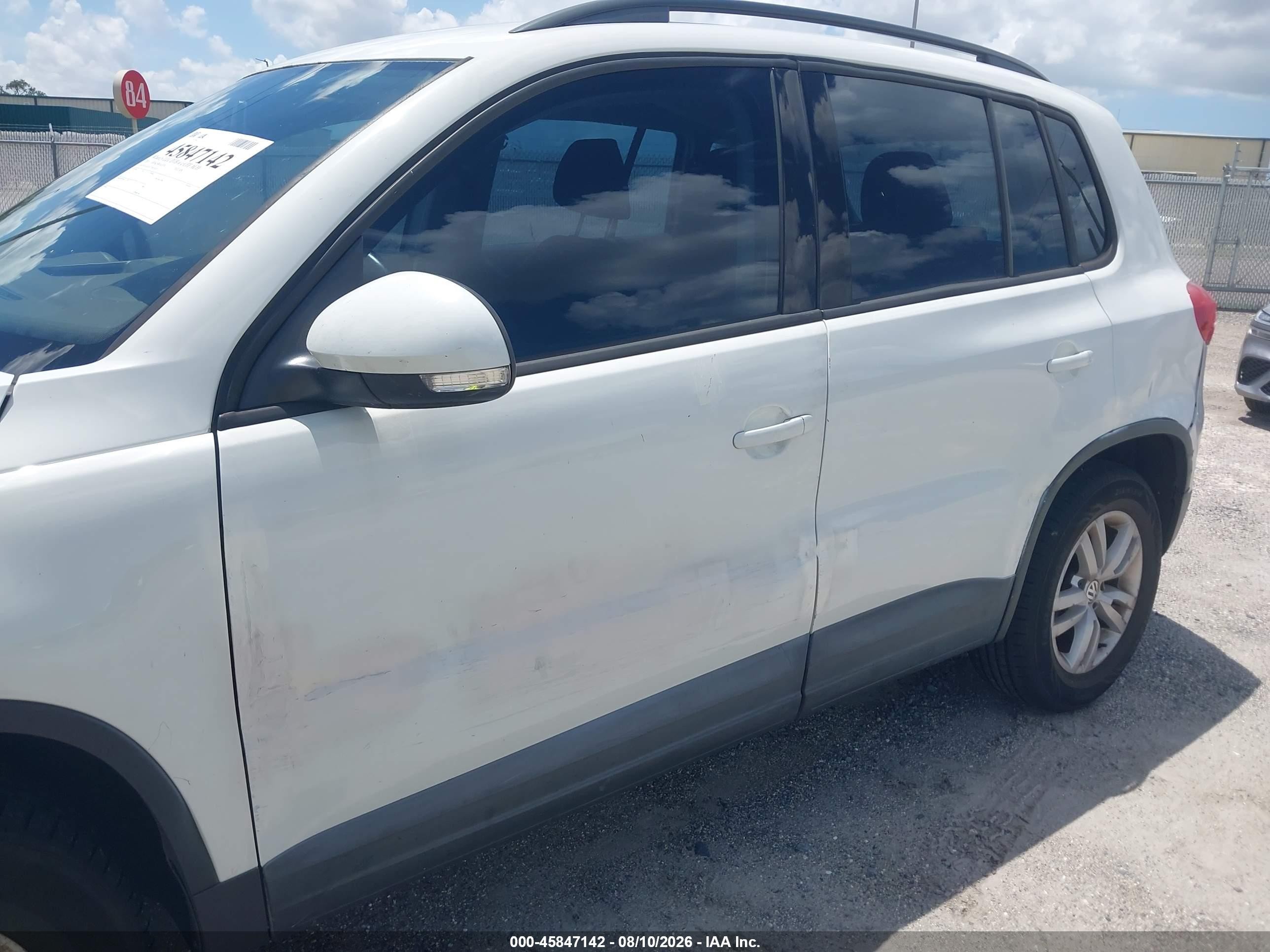 2015 Volkswagen Tiguan S White vin: WVGAV7AX7FW505321