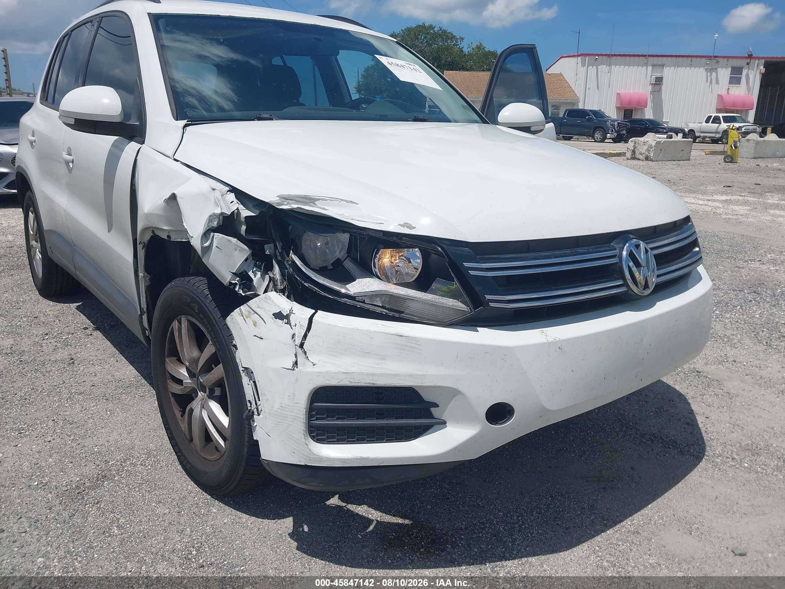 2015 Volkswagen Tiguan S White vin: WVGAV7AX7FW505321