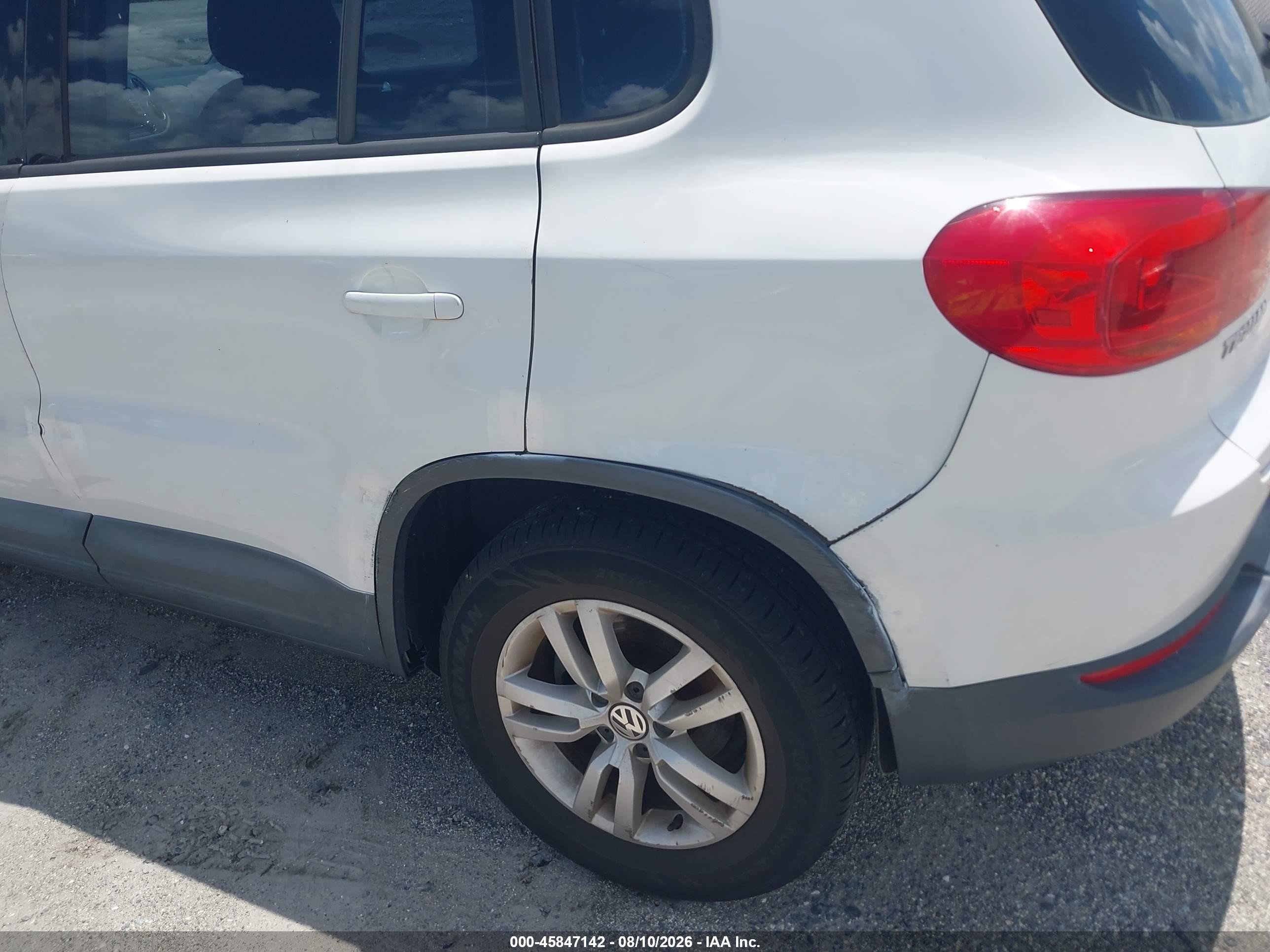 2015 Volkswagen Tiguan S White vin: WVGAV7AX7FW505321