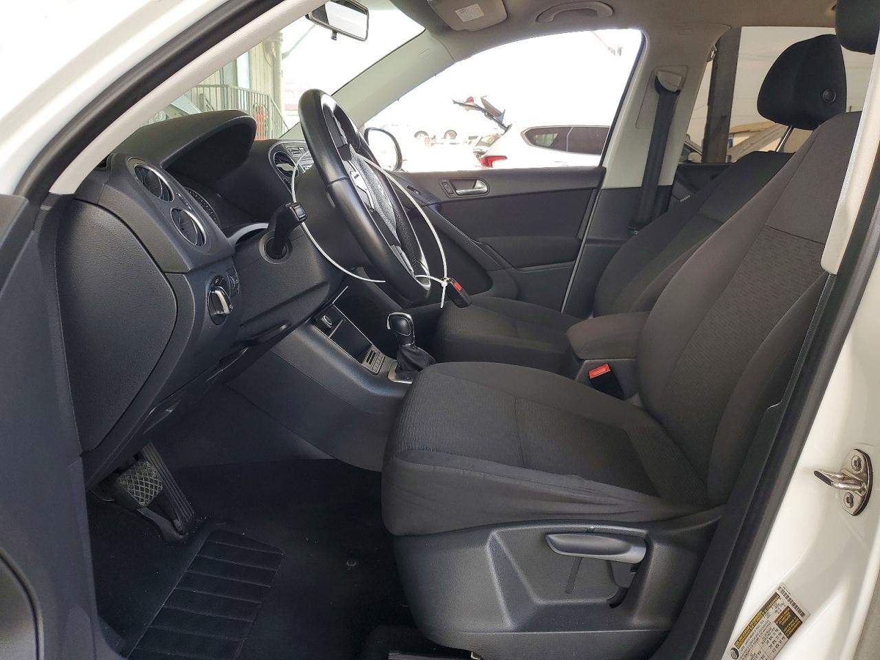 2015 Volkswagen Tiguan S White vin: WVGAV7AX7FW564031