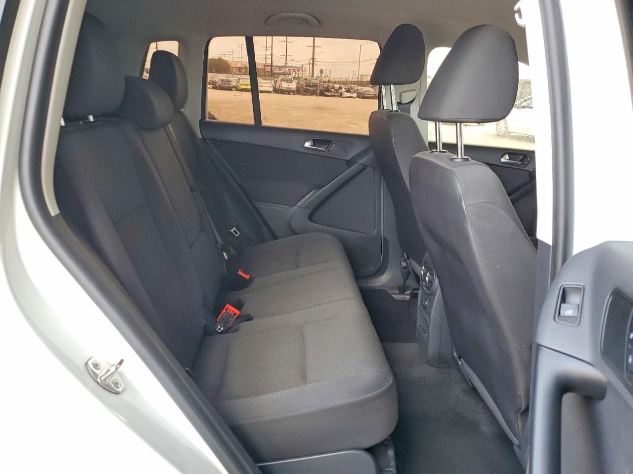 2015 Volkswagen Tiguan S White vin: WVGAV7AX7FW564031
