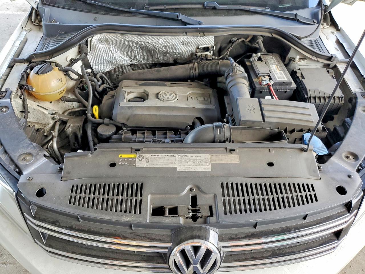 2015 Volkswagen Tiguan S White vin: WVGAV7AX7FW564031