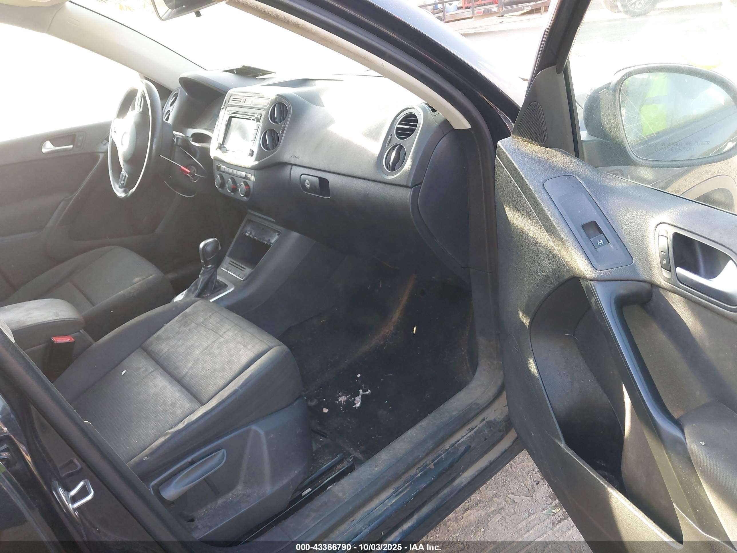 2015 Volkswagen Tiguan S Black vin: WVGAV7AX7FW610991