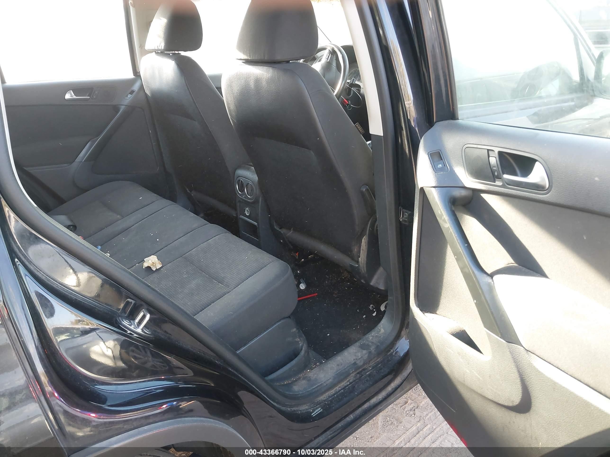 2015 Volkswagen Tiguan S Black vin: WVGAV7AX7FW610991