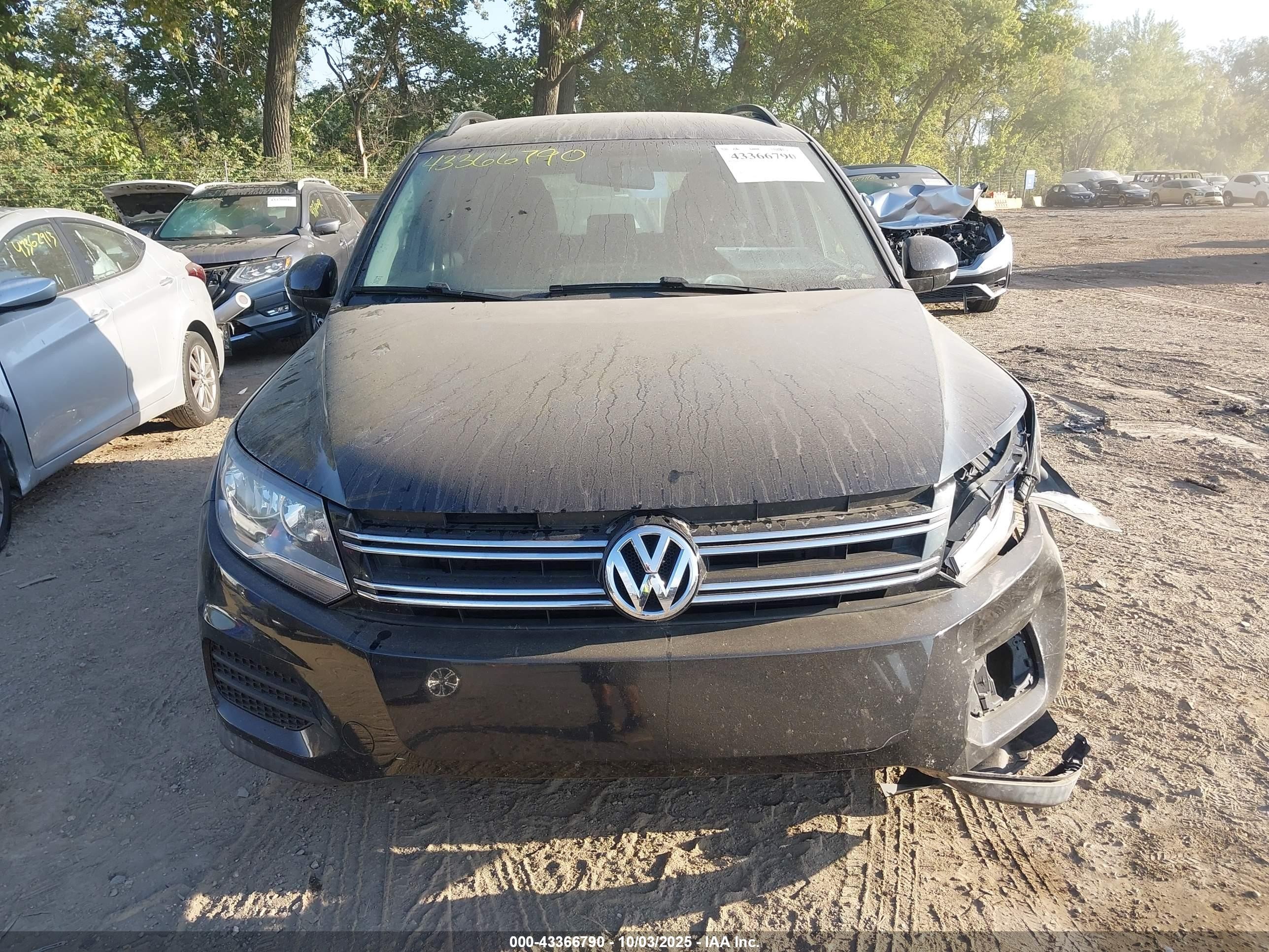 2015 Volkswagen Tiguan S Black vin: WVGAV7AX7FW610991