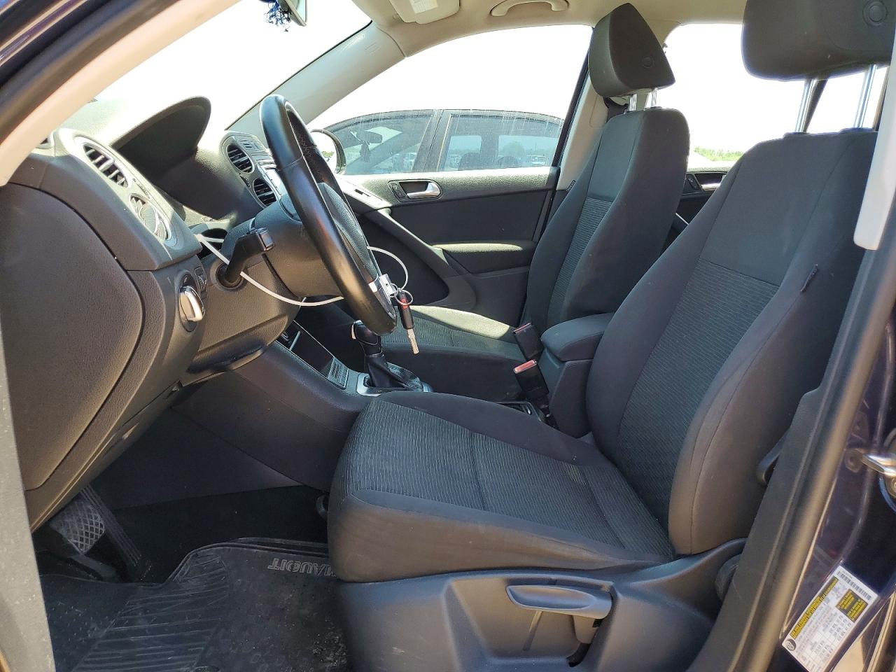 2015 Volkswagen Tiguan S Blue vin: WVGAV7AX7FW612028