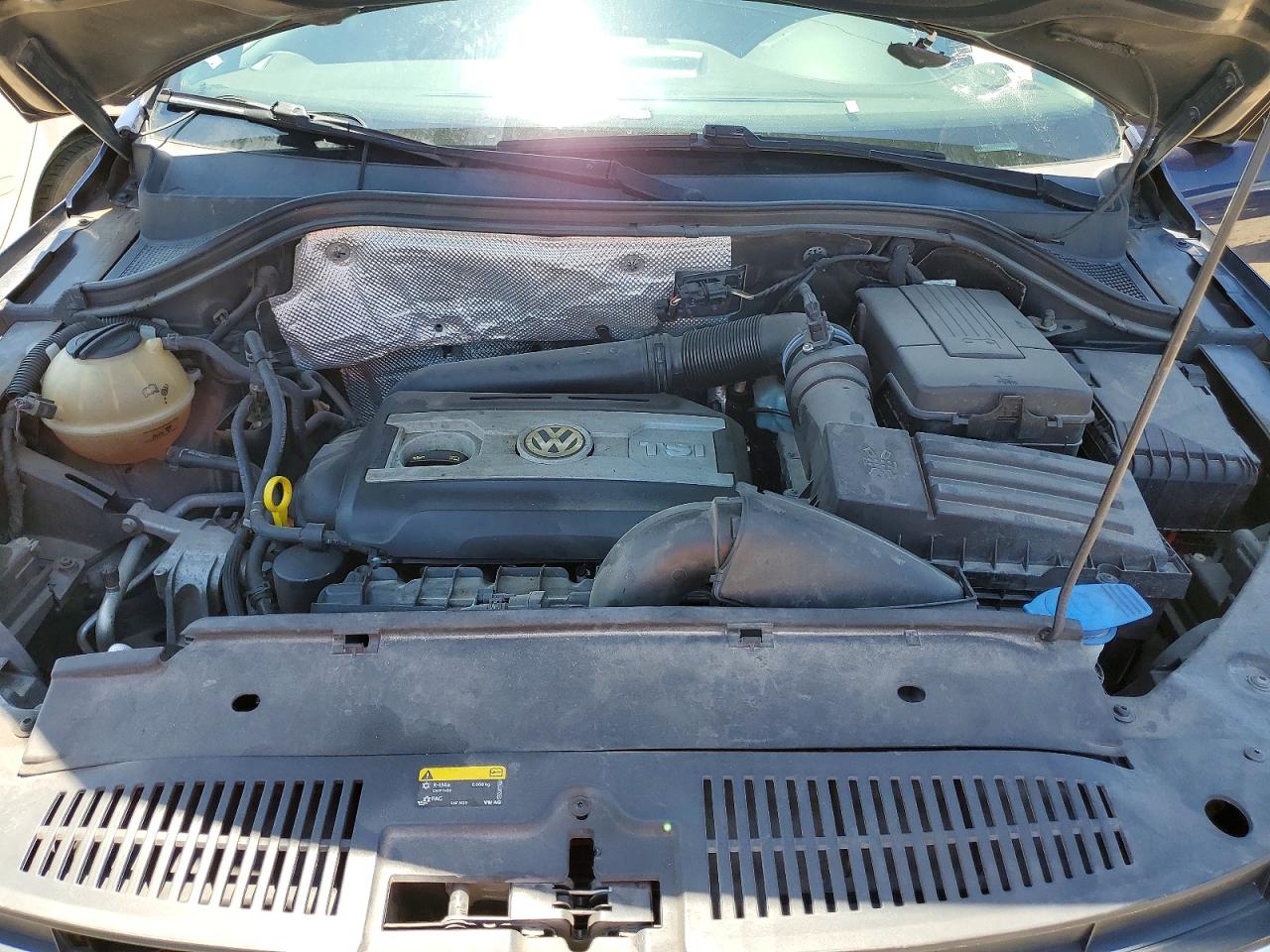 2015 Volkswagen Tiguan S Blue vin: WVGAV7AX7FW612028