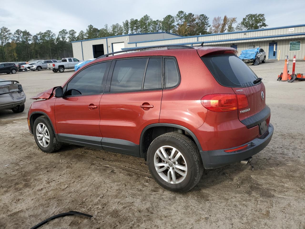 2016 Volkswagen Tiguan S Burgundy vin: WVGAV7AX7GW033400