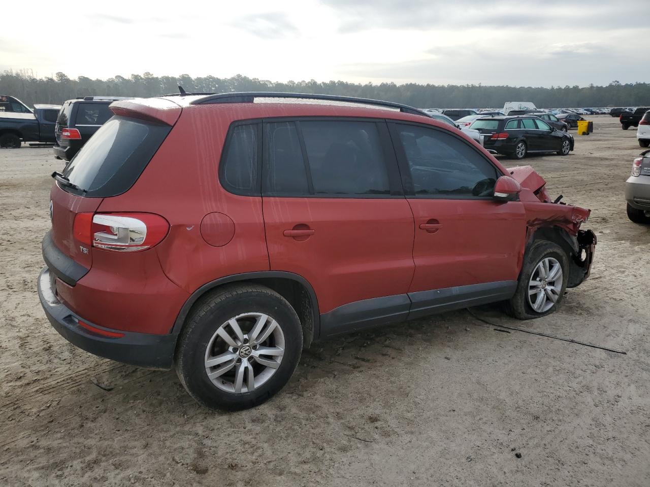 2016 Volkswagen Tiguan S Burgundy vin: WVGAV7AX7GW033400