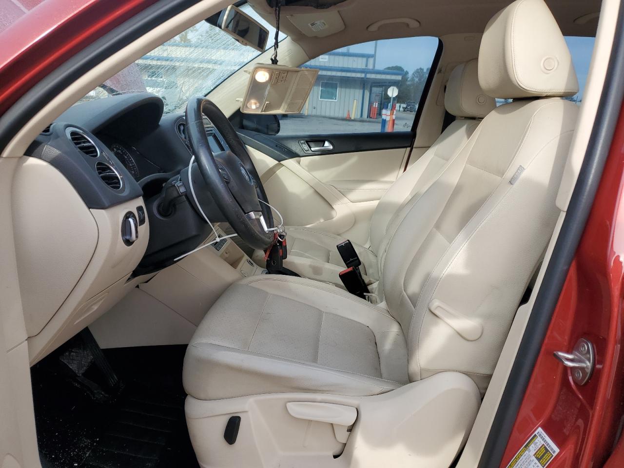 2016 Volkswagen Tiguan S Burgundy vin: WVGAV7AX7GW033400