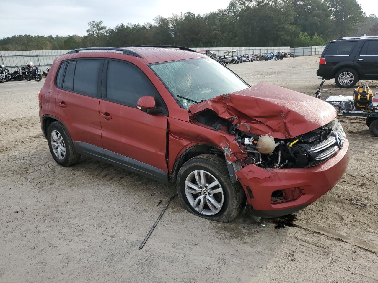 2016 Volkswagen Tiguan S Burgundy vin: WVGAV7AX7GW033400