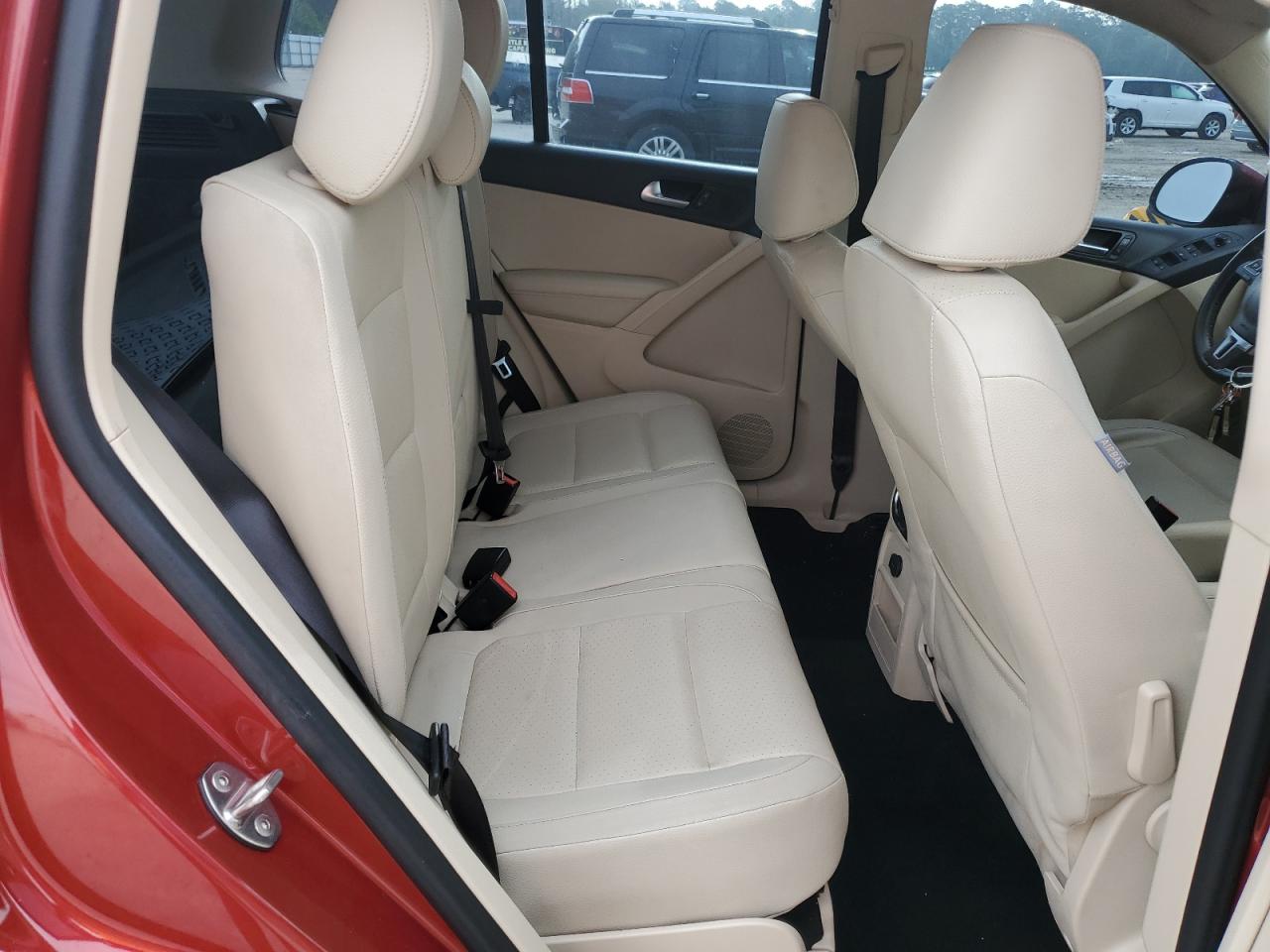 2016 Volkswagen Tiguan S Burgundy vin: WVGAV7AX7GW033400