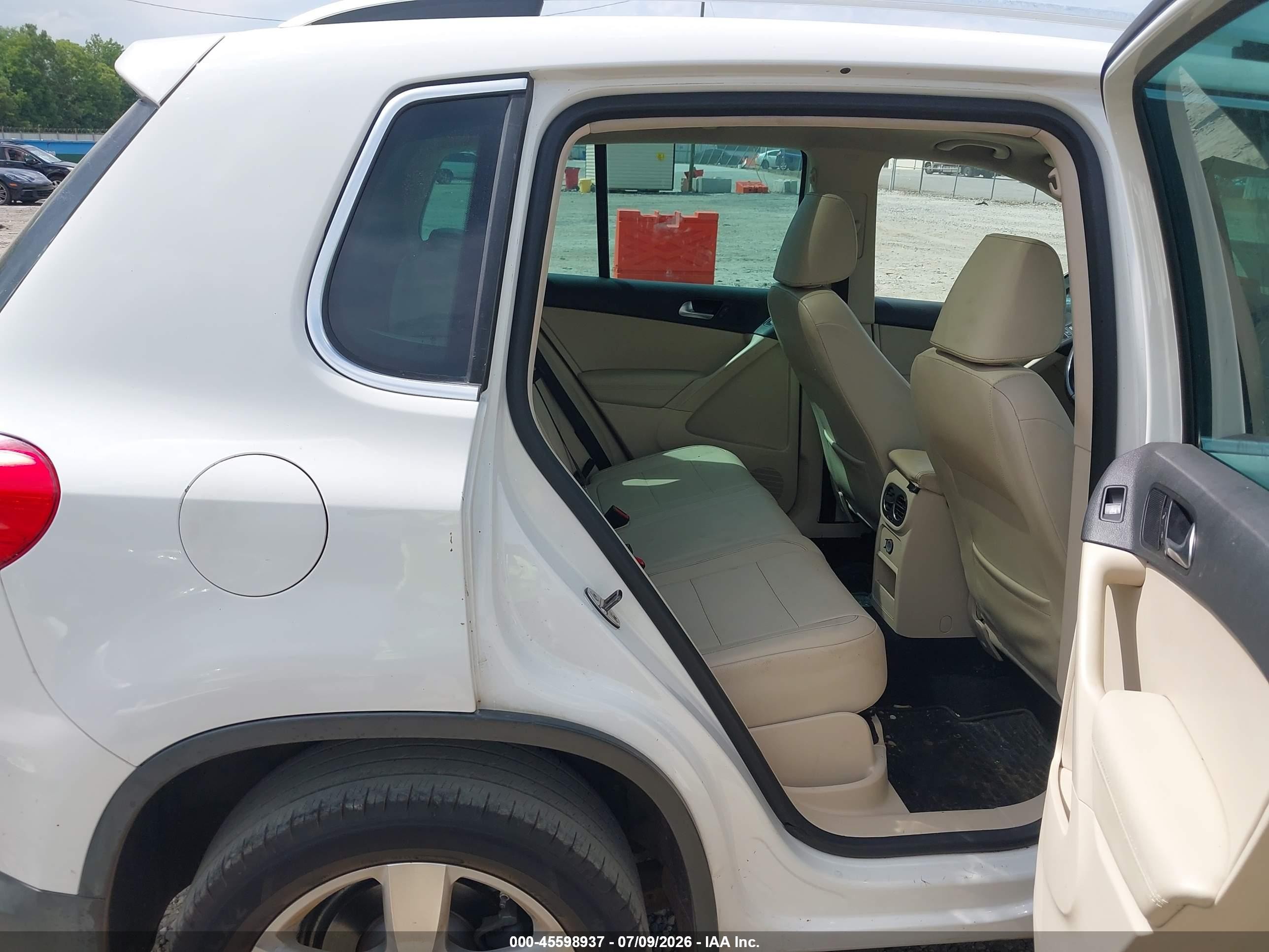 2010 Volkswagen Tiguan Wolfsburg Edition White vin: WVGAV7AX8AW523920