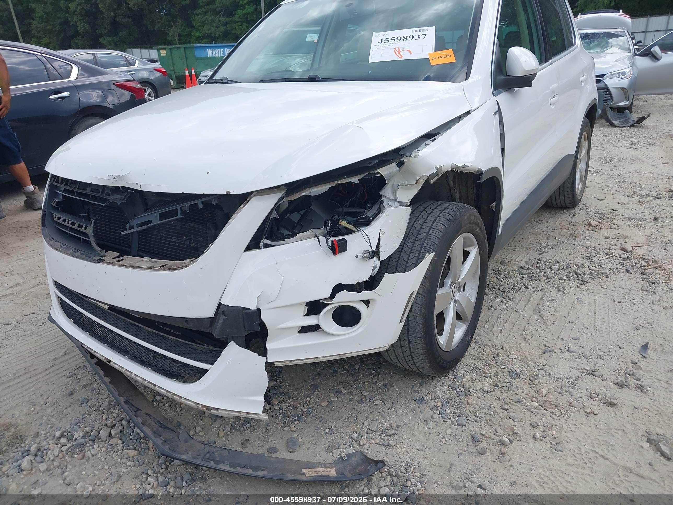 2010 Volkswagen Tiguan Wolfsburg Edition White vin: WVGAV7AX8AW523920