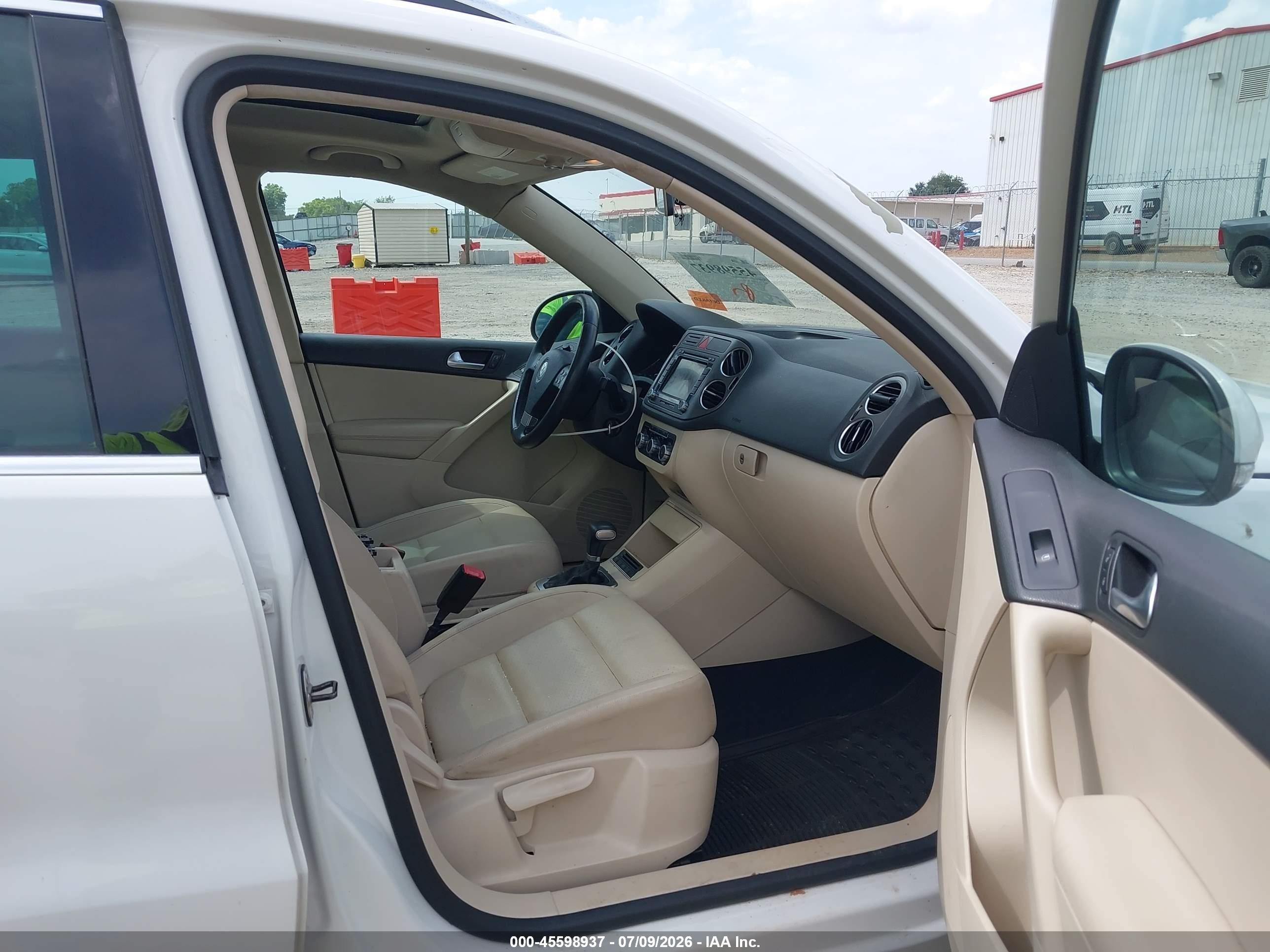 2010 Volkswagen Tiguan Wolfsburg Edition White vin: WVGAV7AX8AW523920