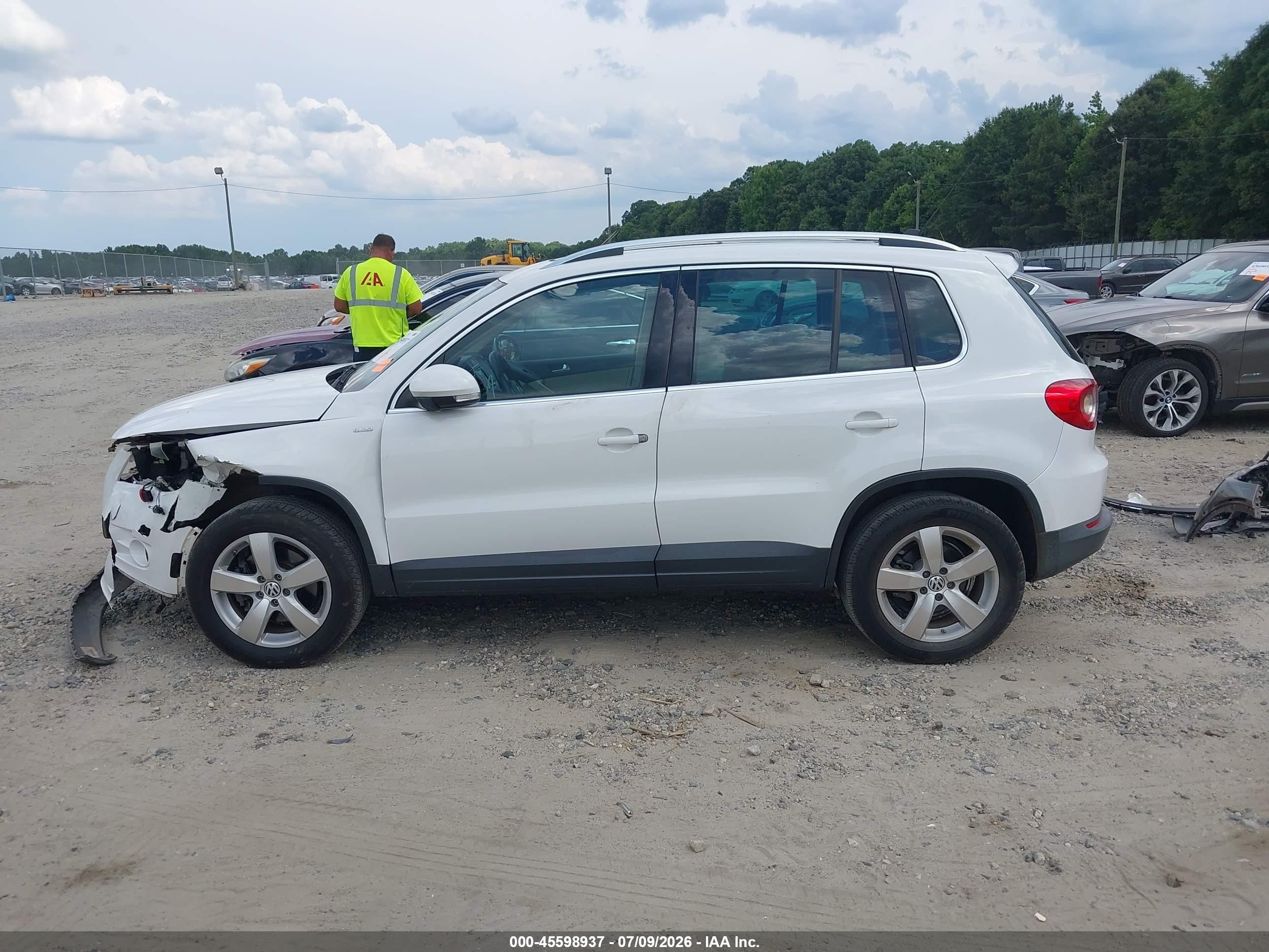 2010 Volkswagen Tiguan Wolfsburg Edition White vin: WVGAV7AX8AW523920