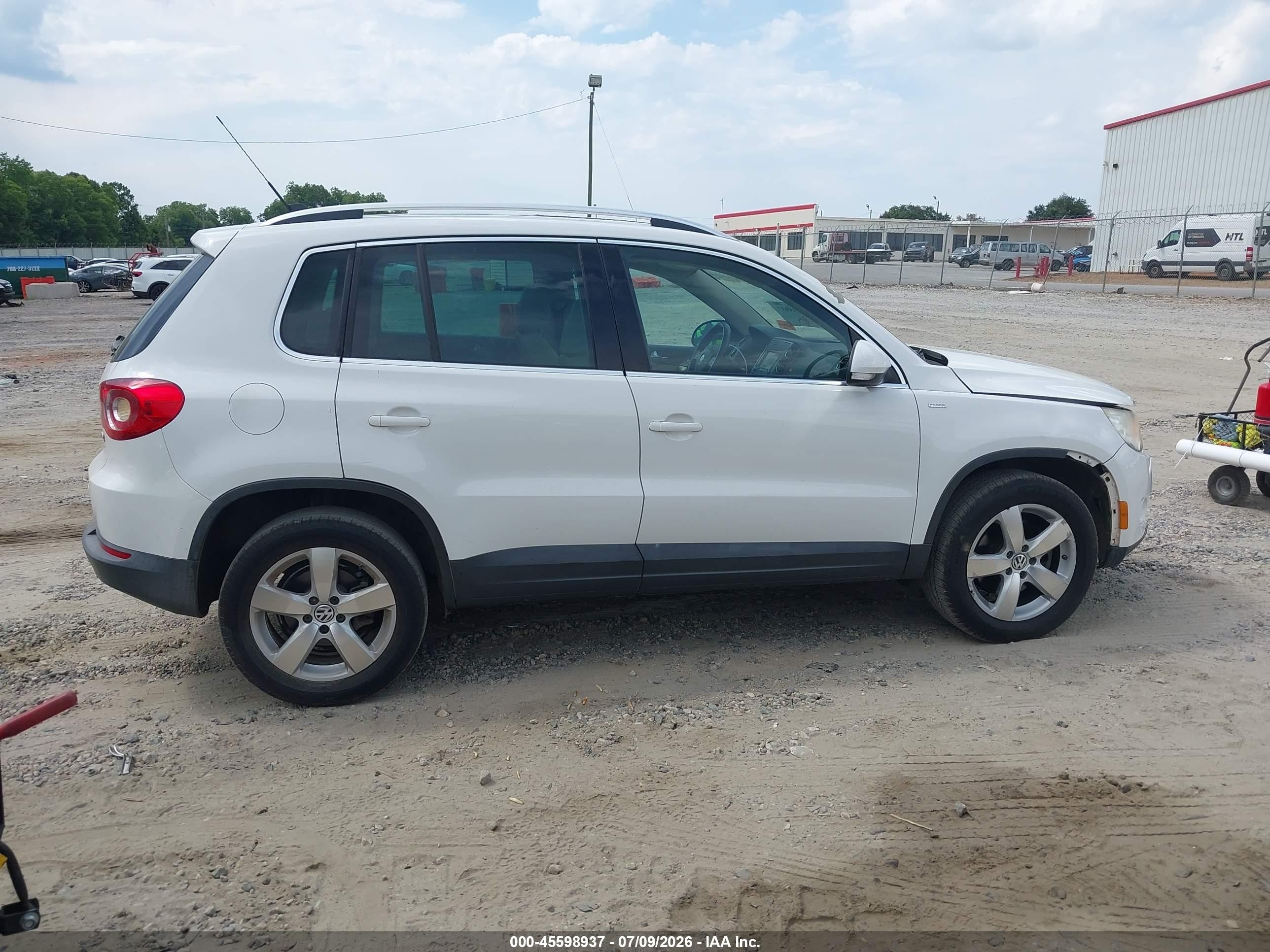 2010 Volkswagen Tiguan Wolfsburg Edition White vin: WVGAV7AX8AW523920