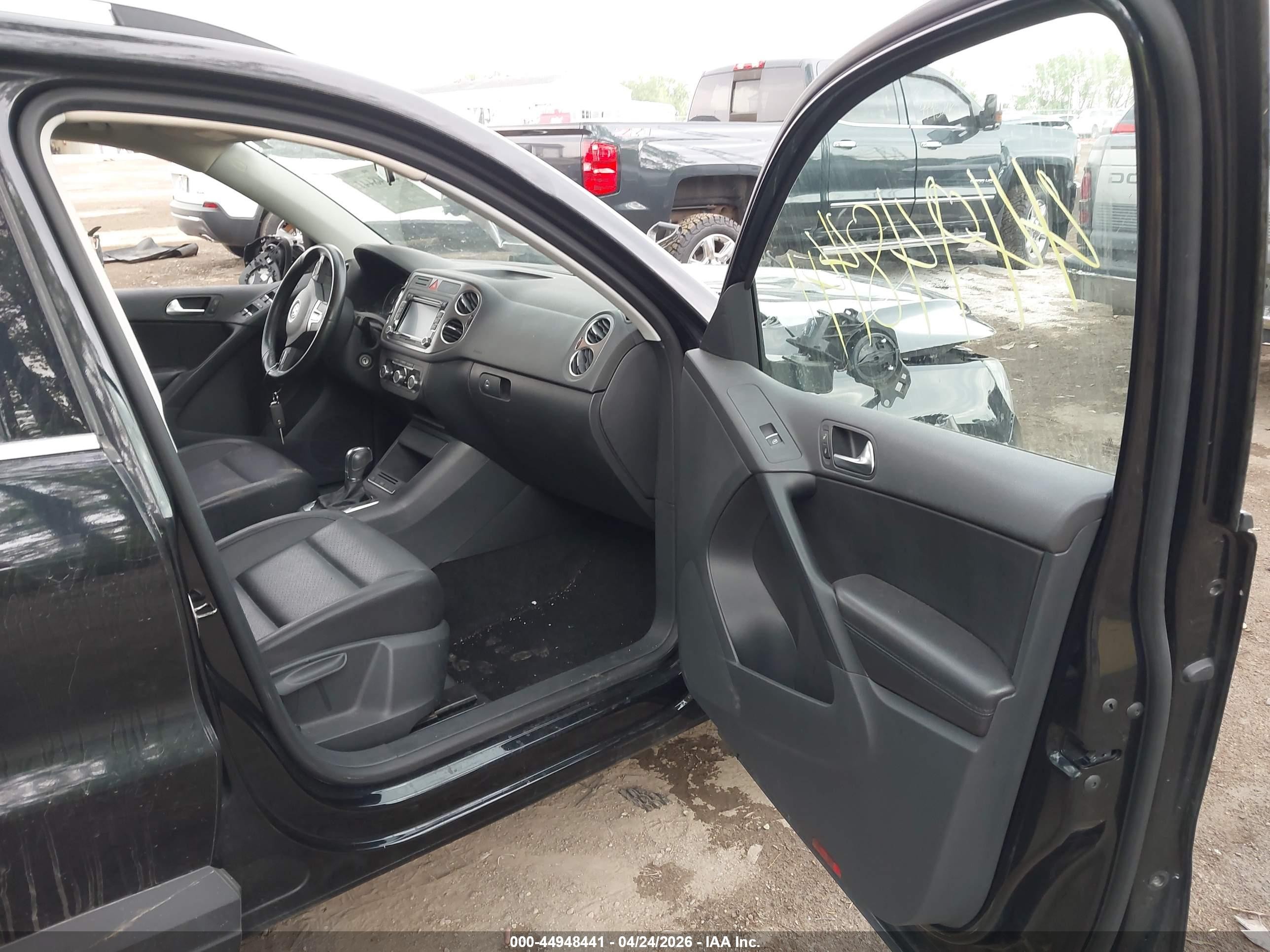 2011 Volkswagen Tiguan Se Black vin: WVGAV7AX8BW500946