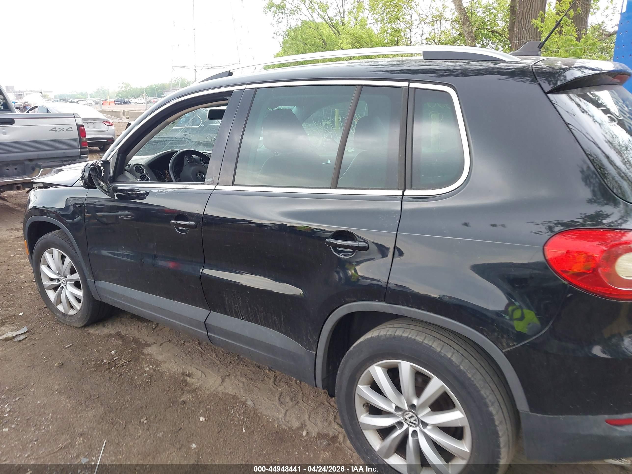 2011 Volkswagen Tiguan Se Black vin: WVGAV7AX8BW500946