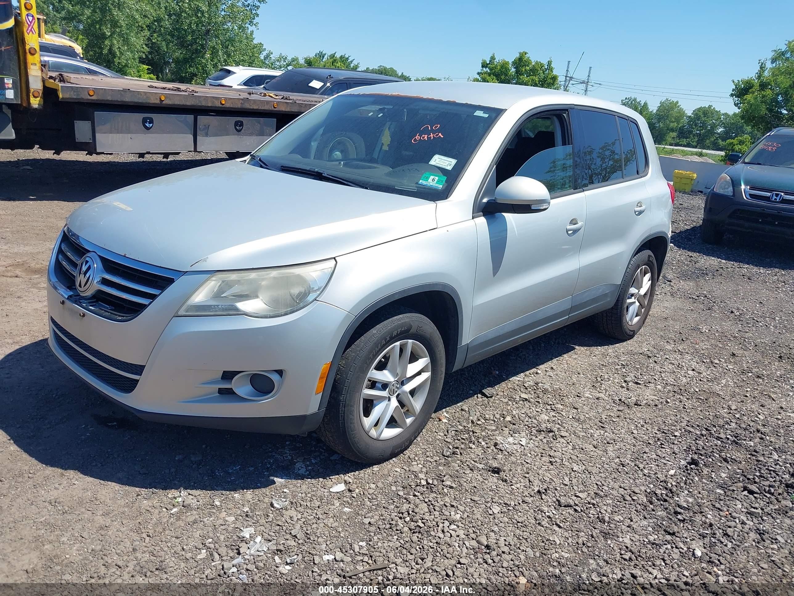 2011 Volkswagen Tiguan S Серый vin: WVGAV7AX8BW552383