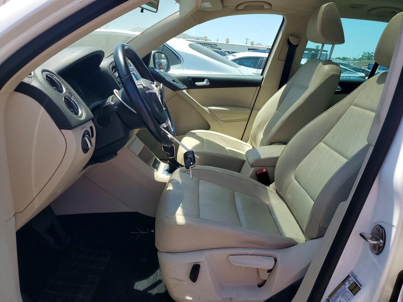 2012 Volkswagen Tiguan S White vin: WVGAV7AX8CW530532