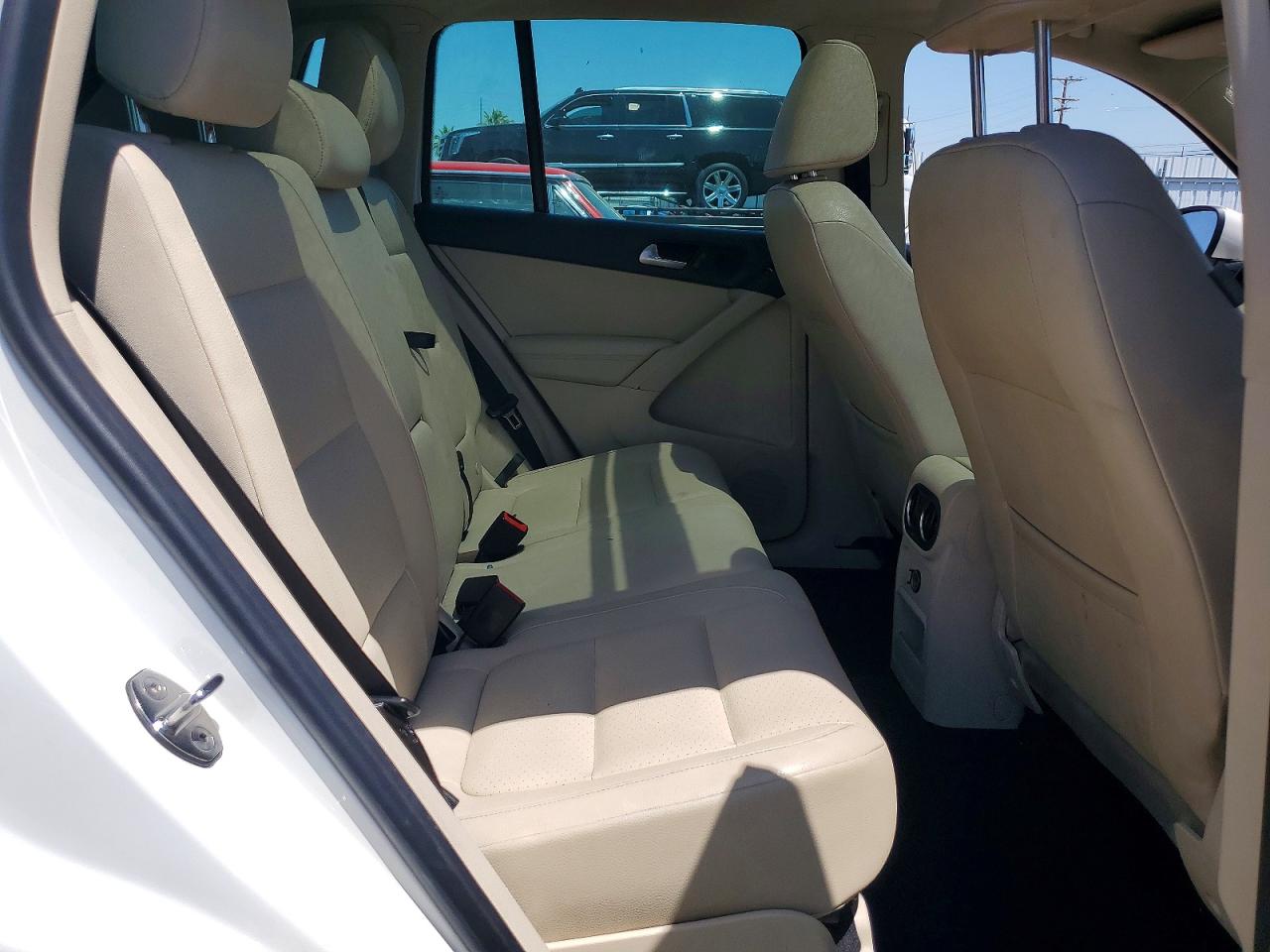 2012 Volkswagen Tiguan S White vin: WVGAV7AX8CW530532