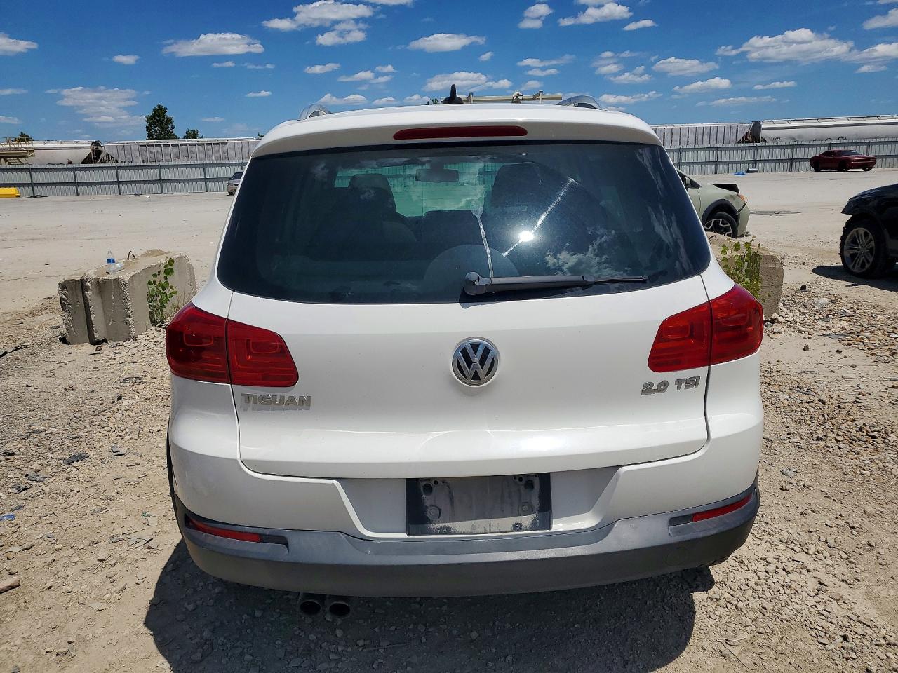 2012 Volkswagen Tiguan S White vin: WVGAV7AX8CW546486