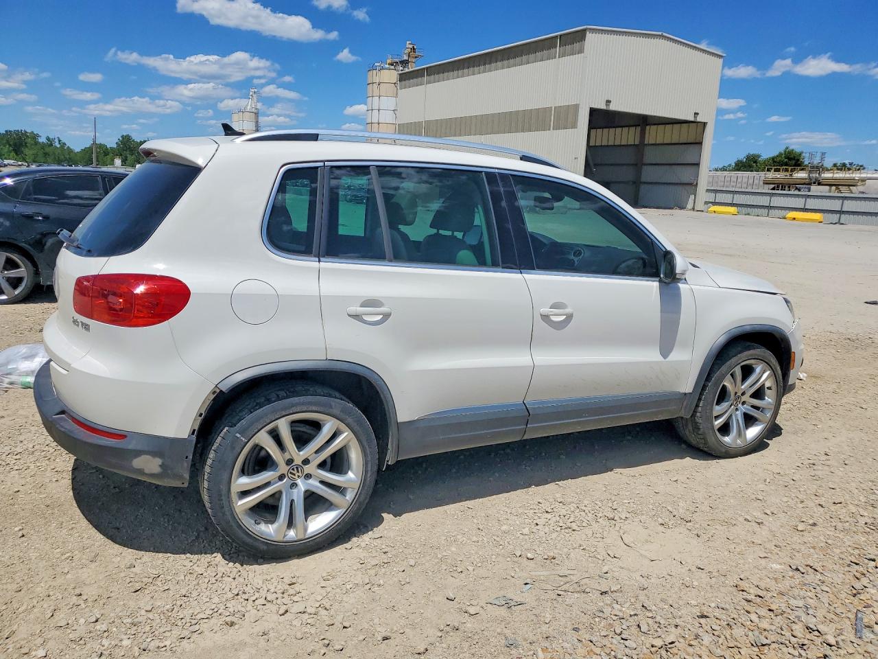 2012 Volkswagen Tiguan S White vin: WVGAV7AX8CW546486