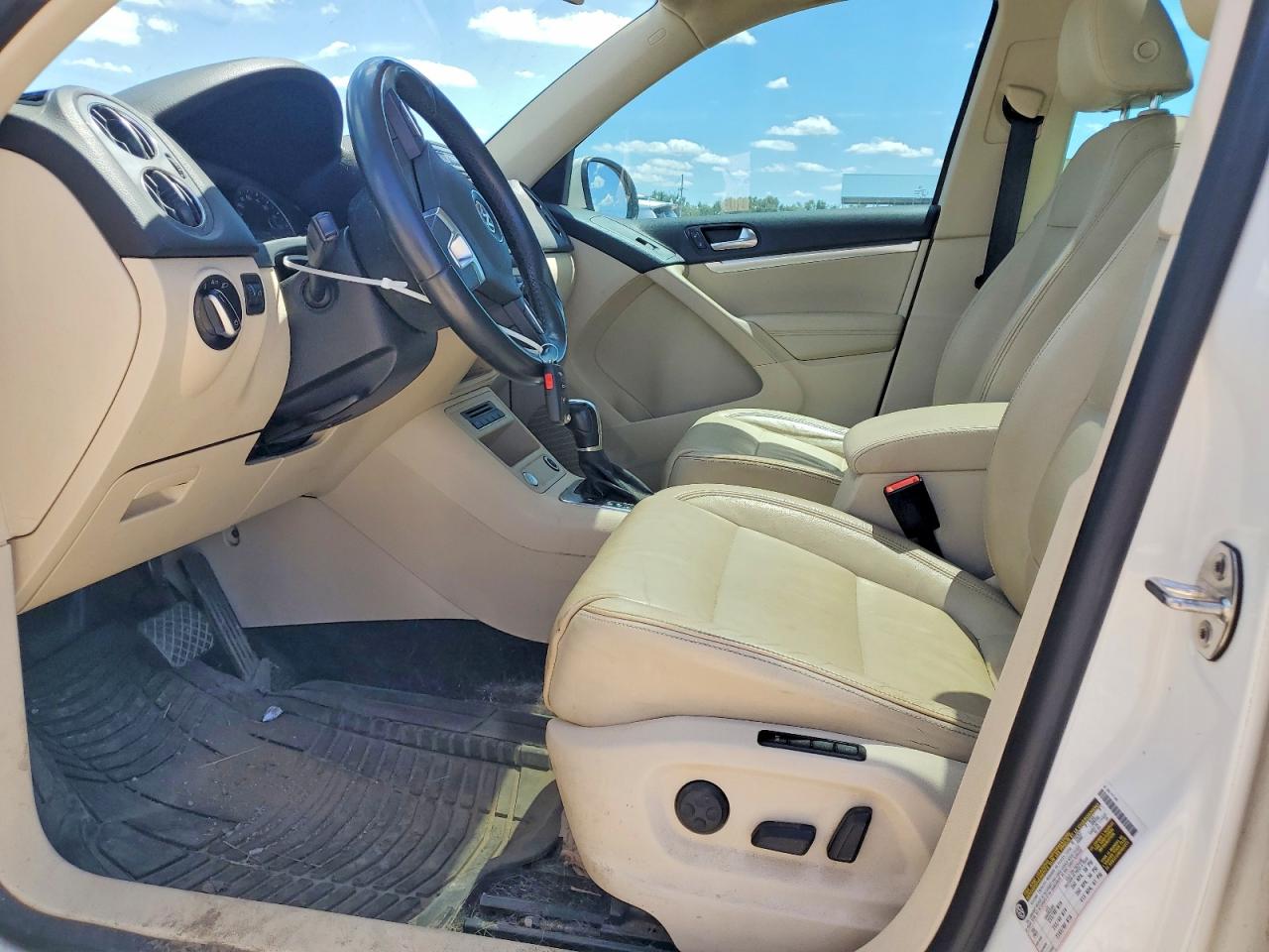 2012 Volkswagen Tiguan S White vin: WVGAV7AX8CW546486
