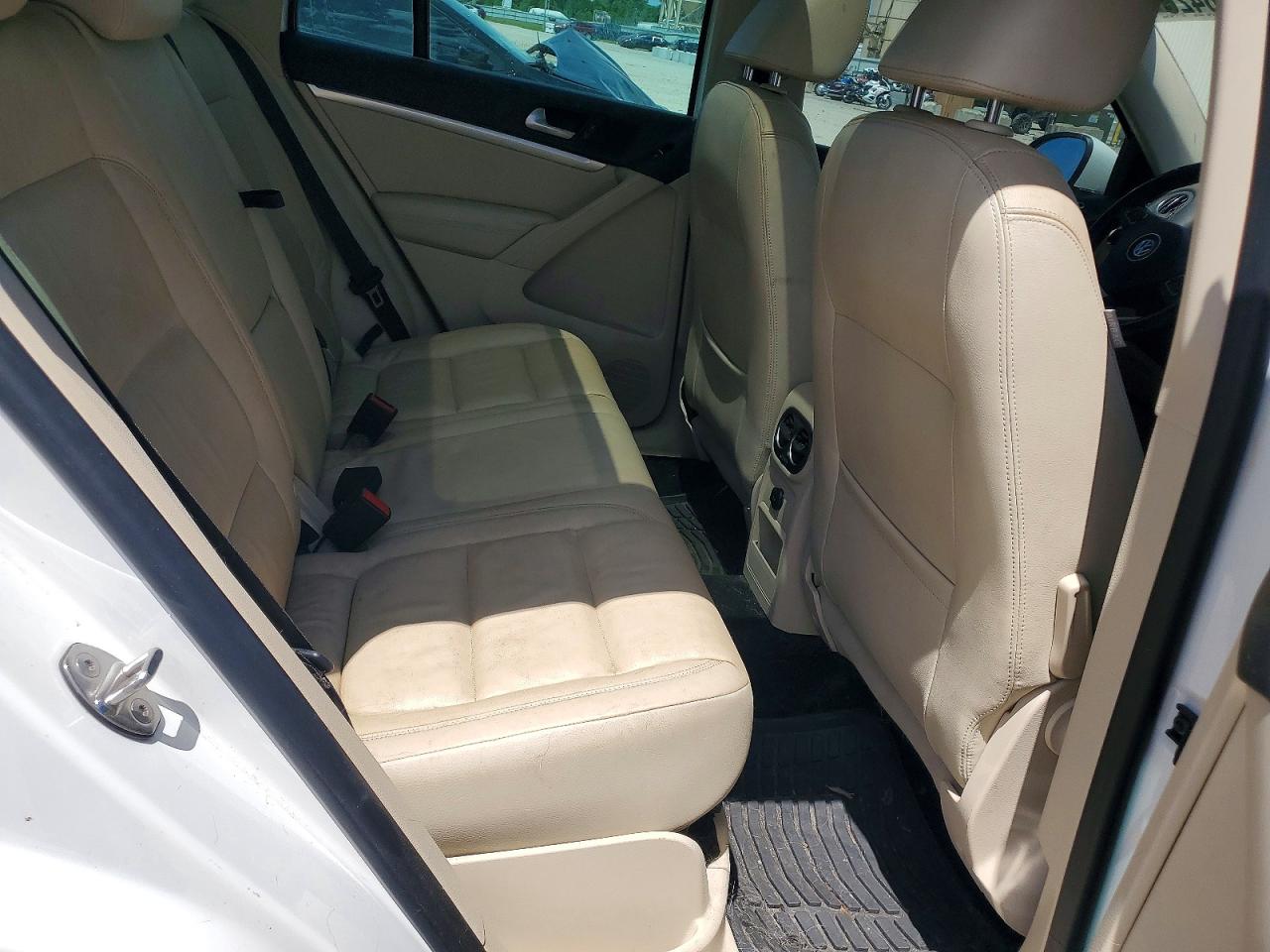 2012 Volkswagen Tiguan S White vin: WVGAV7AX8CW546486