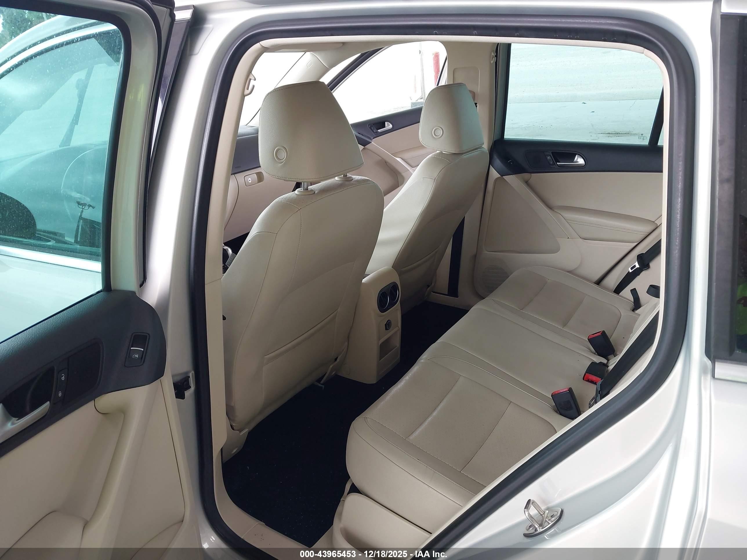2012 Volkswagen Tiguan Se Silver vin: WVGAV7AX8CW570531