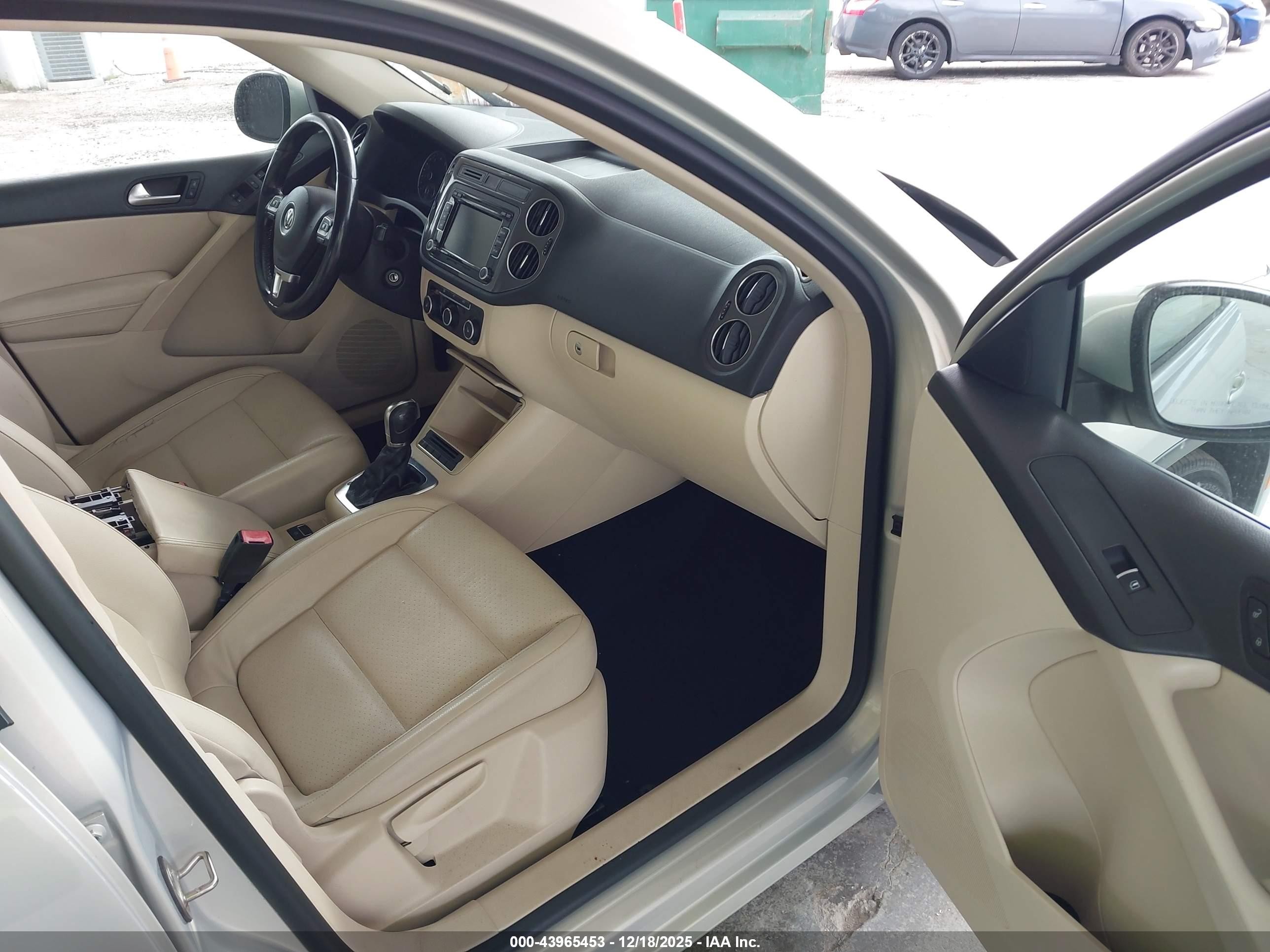 2012 Volkswagen Tiguan Se Silver vin: WVGAV7AX8CW570531