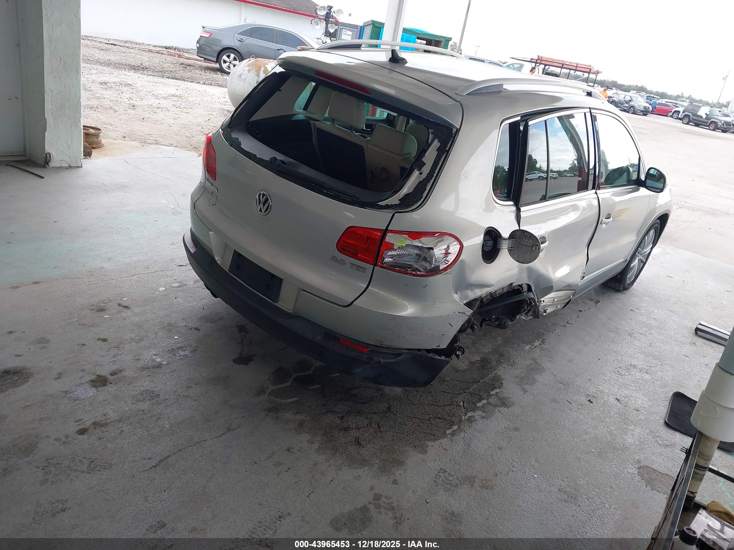 2012 Volkswagen Tiguan Se Silver vin: WVGAV7AX8CW570531