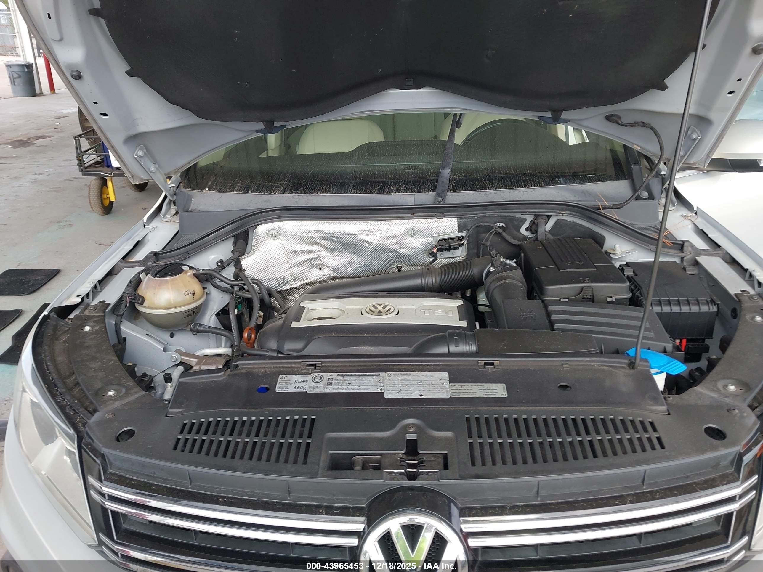 2012 Volkswagen Tiguan Se Silver vin: WVGAV7AX8CW570531