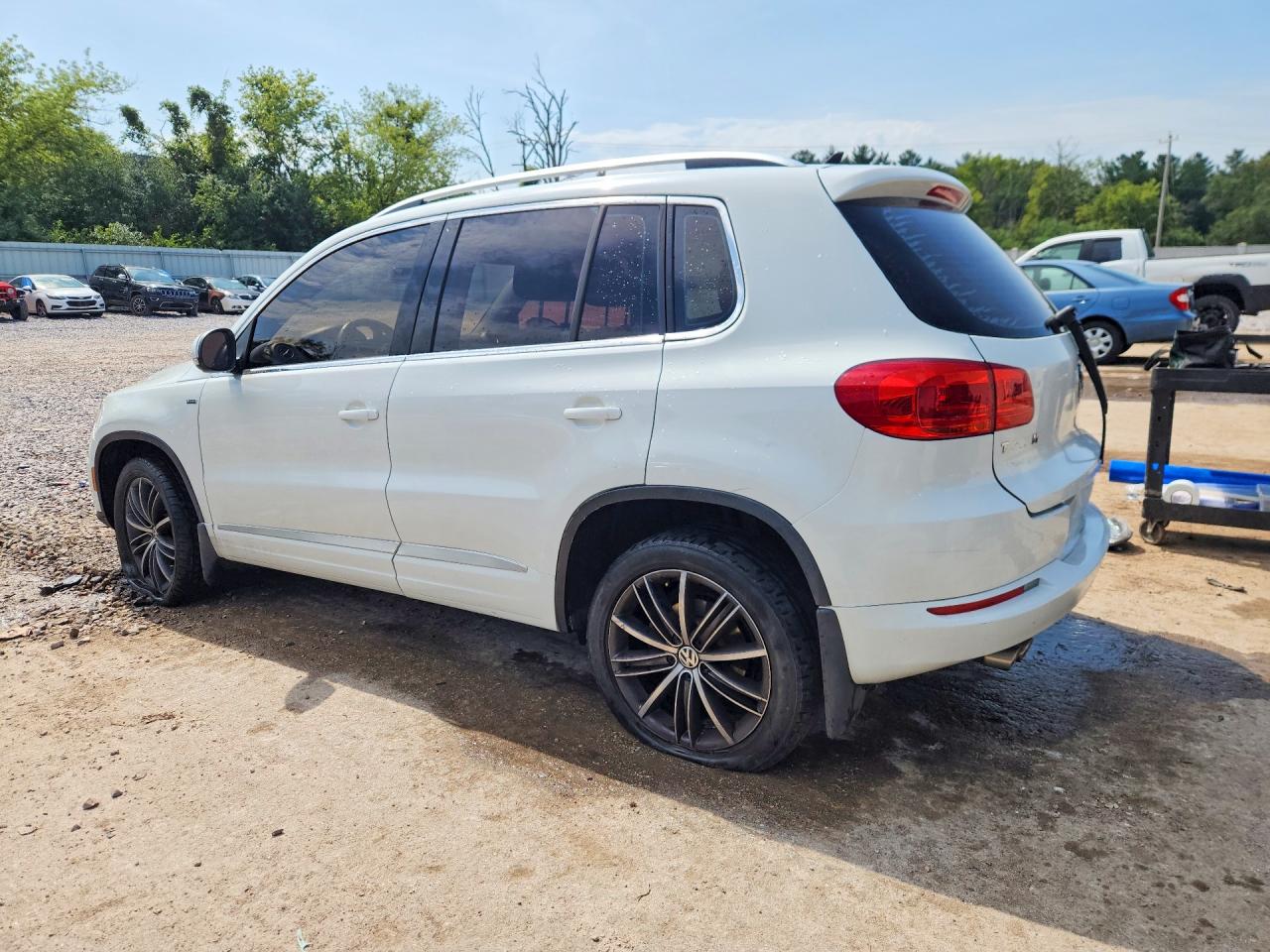 2015 Volkswagen Tiguan S White vin: WVGAV7AX8FW519695