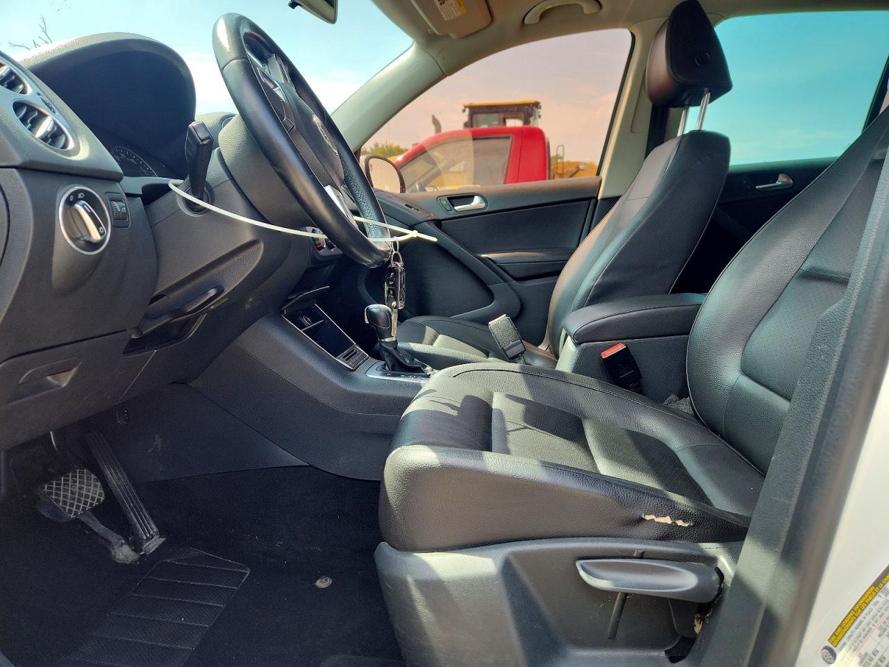 2015 Volkswagen Tiguan S White vin: WVGAV7AX8FW519695