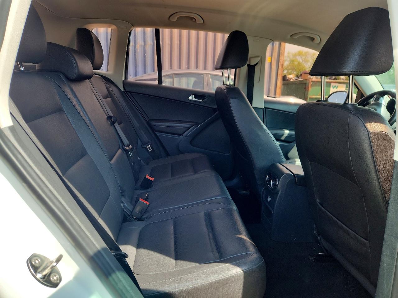 2015 Volkswagen Tiguan S White vin: WVGAV7AX8FW519695