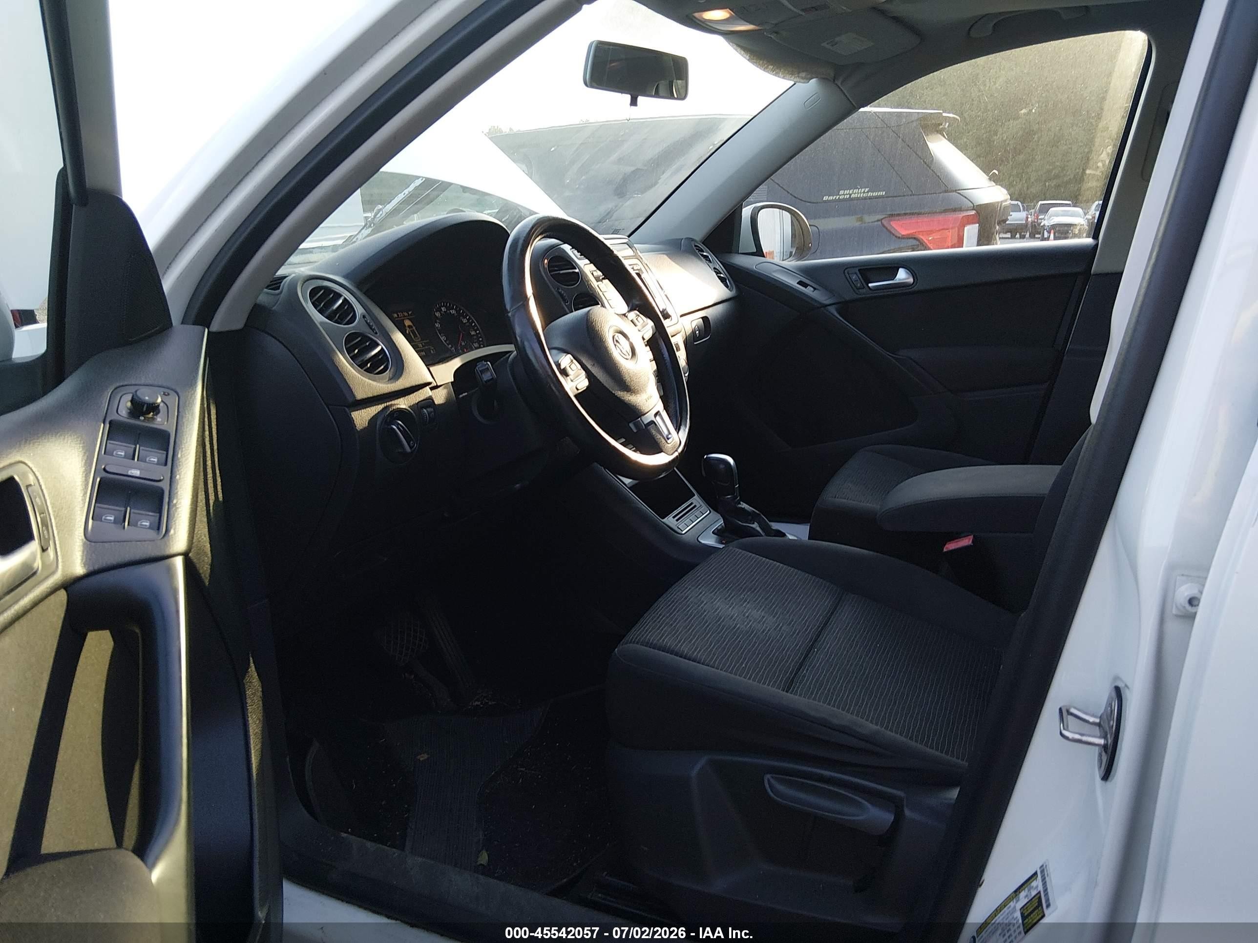 2015 Volkswagen Tiguan S White vin: WVGAV7AX8FW555676