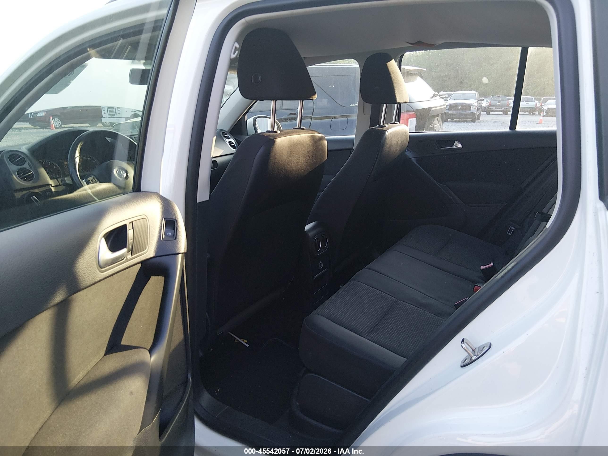 2015 Volkswagen Tiguan S White vin: WVGAV7AX8FW555676