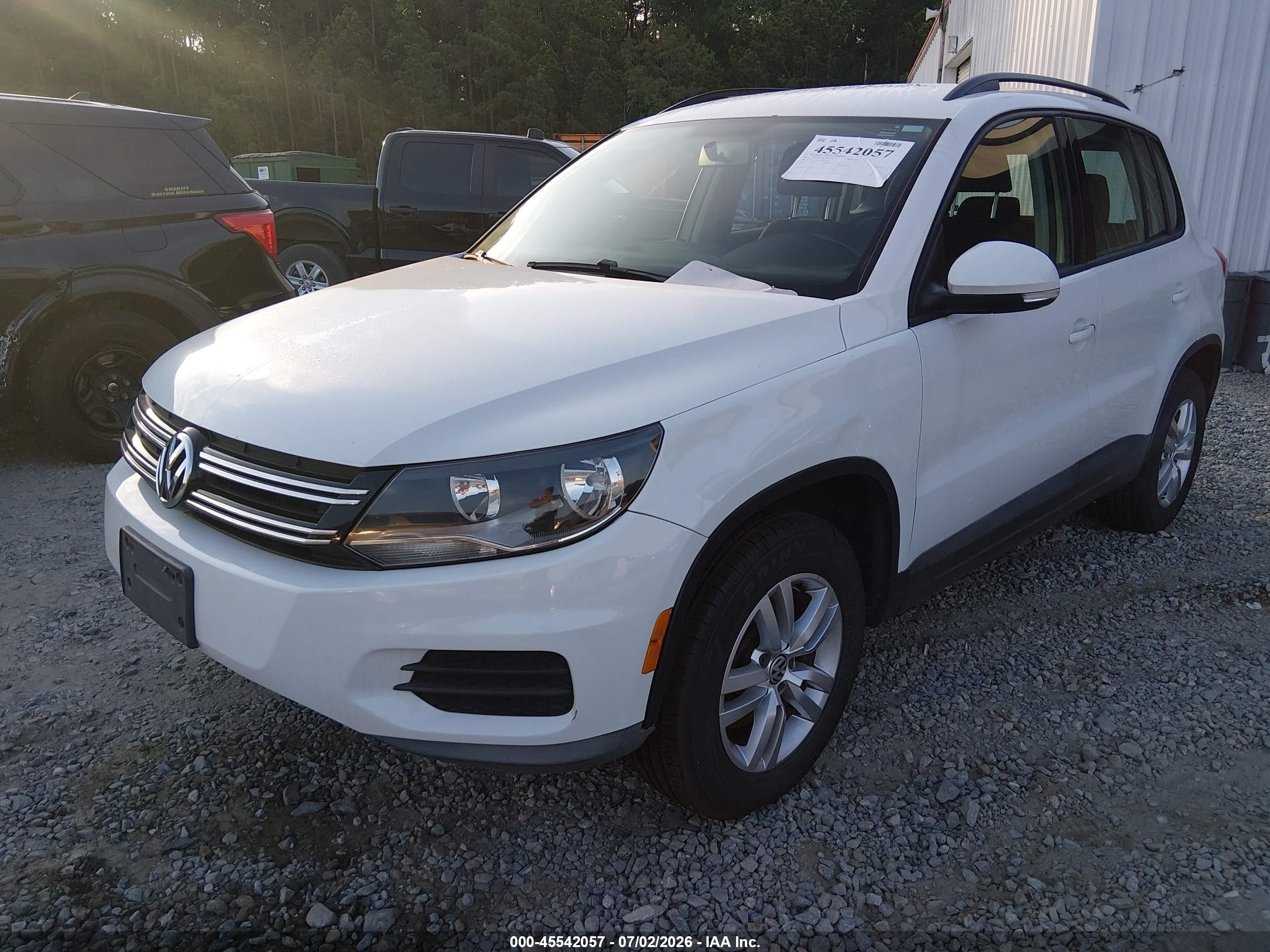 2015 Volkswagen Tiguan S White vin: WVGAV7AX8FW555676