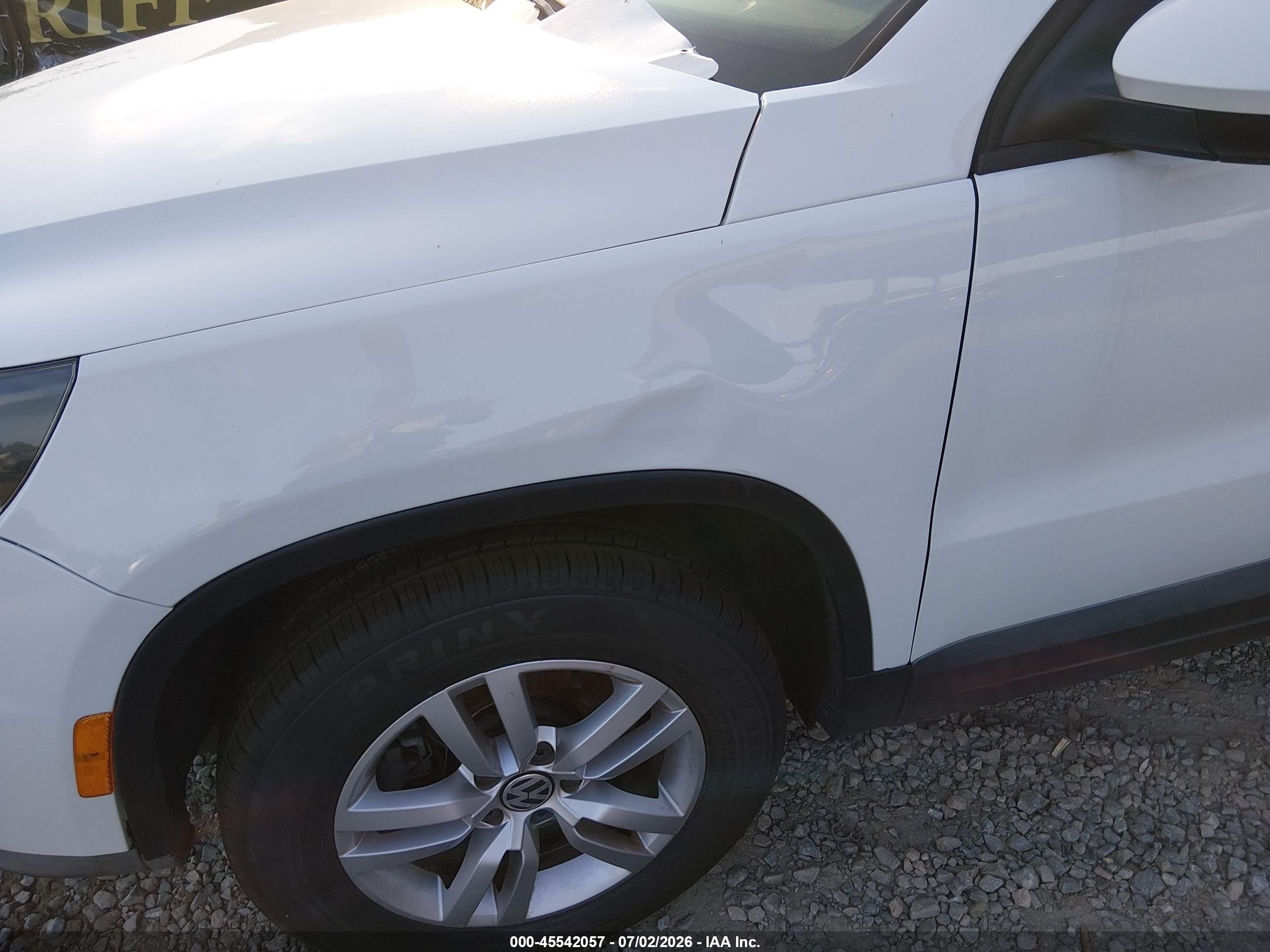 2015 Volkswagen Tiguan S White vin: WVGAV7AX8FW555676
