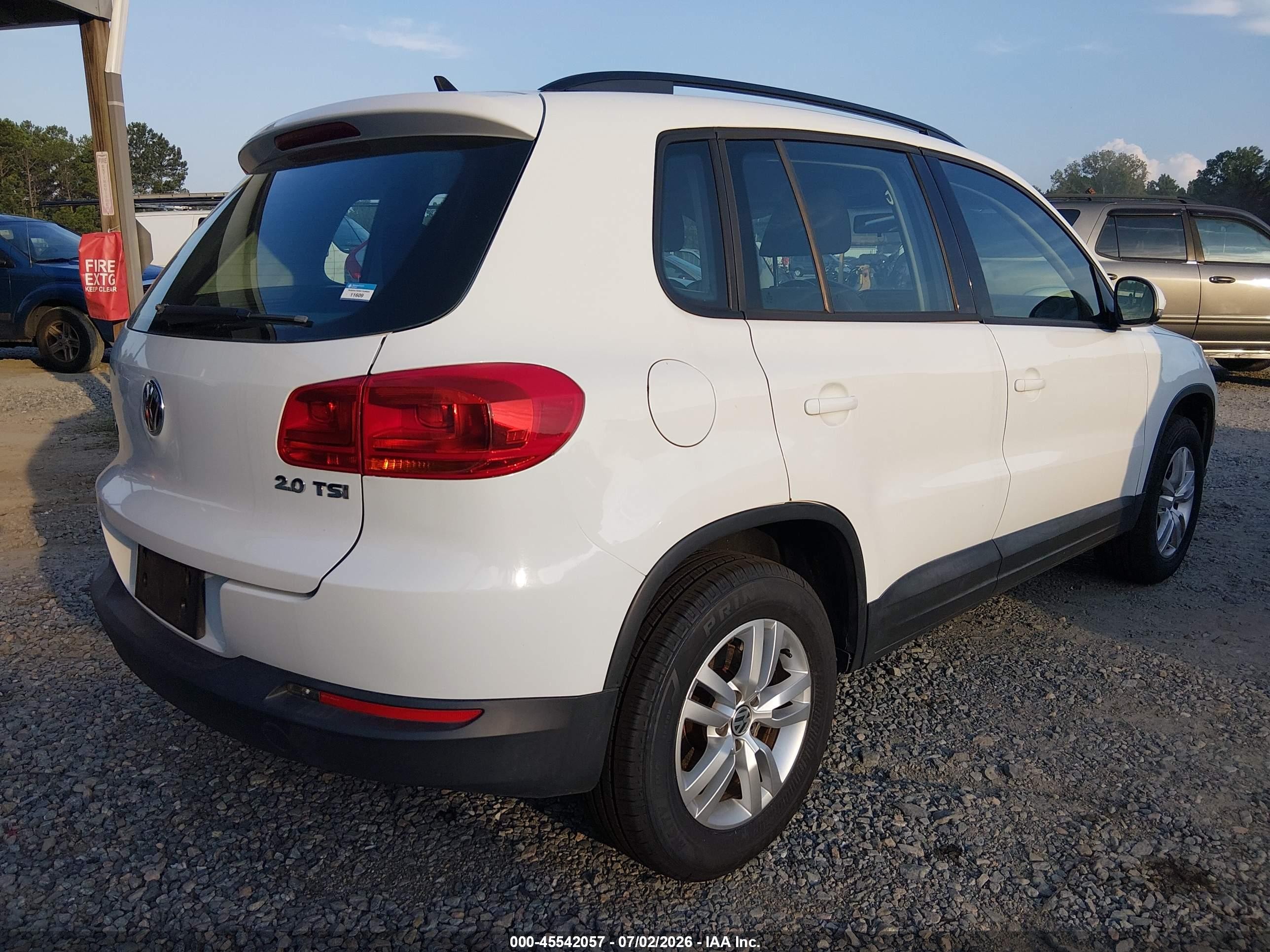 2015 Volkswagen Tiguan S White vin: WVGAV7AX8FW555676