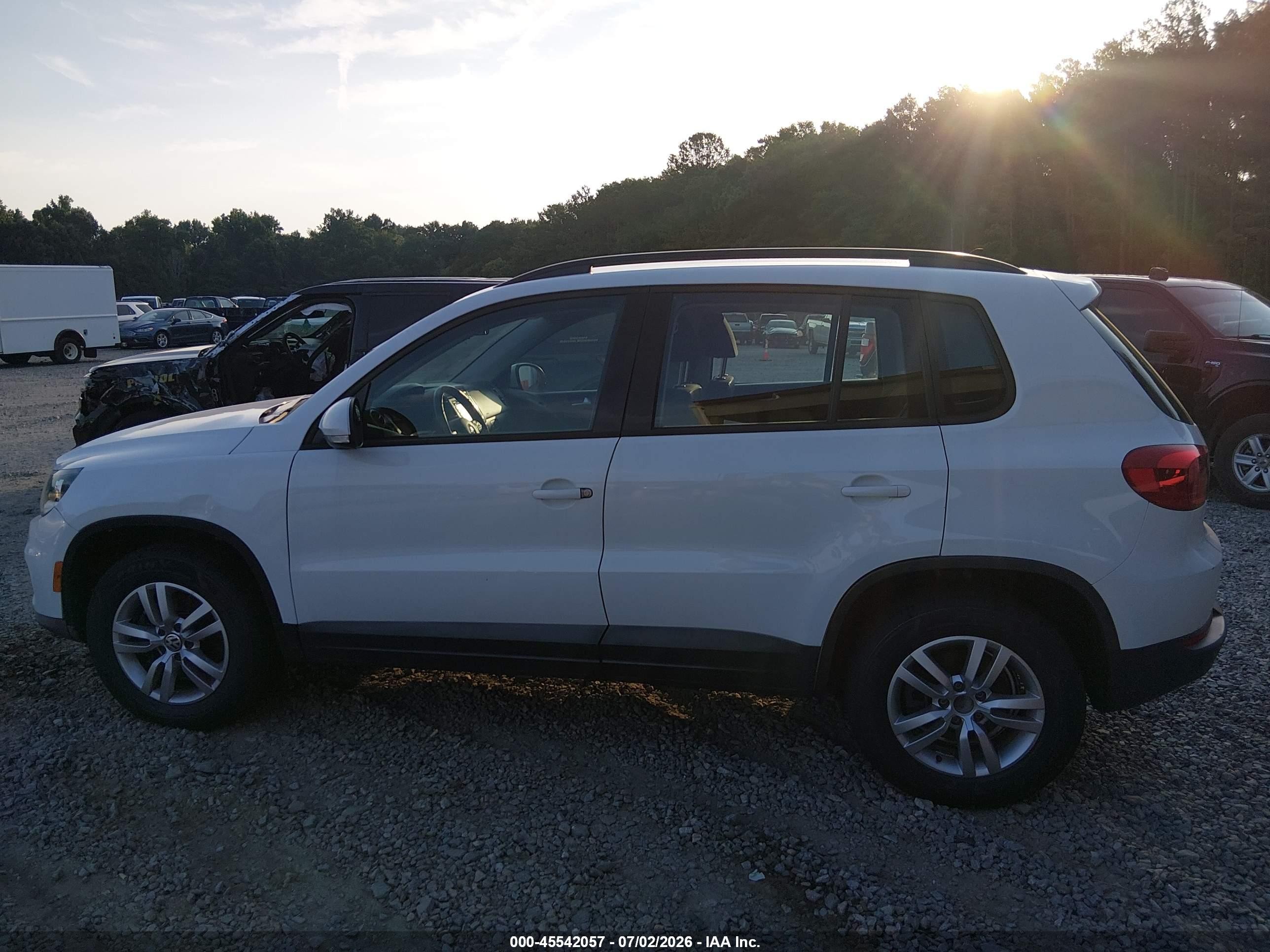 2015 Volkswagen Tiguan S White vin: WVGAV7AX8FW555676
