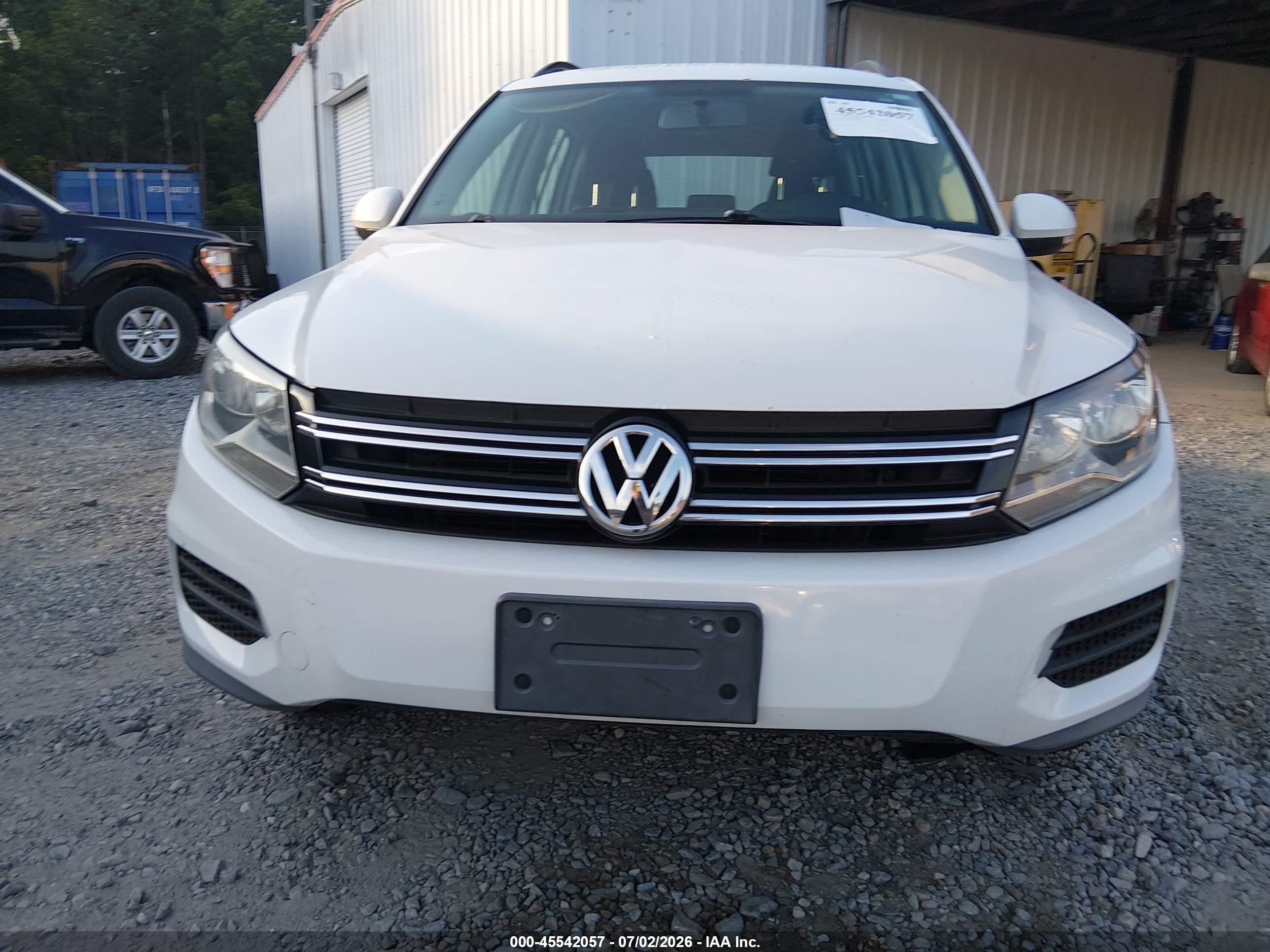2015 Volkswagen Tiguan S White vin: WVGAV7AX8FW555676