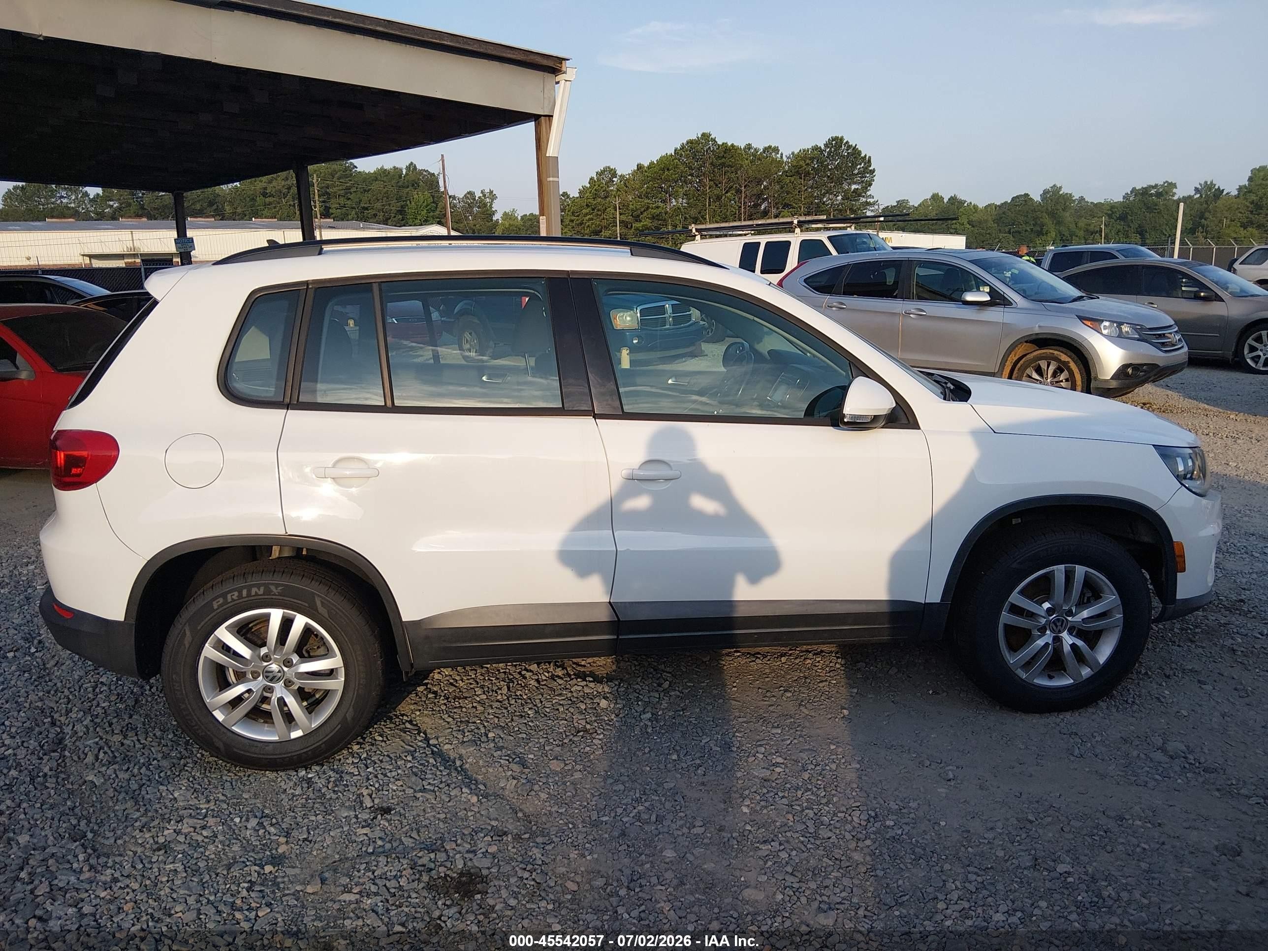 2015 Volkswagen Tiguan S White vin: WVGAV7AX8FW555676